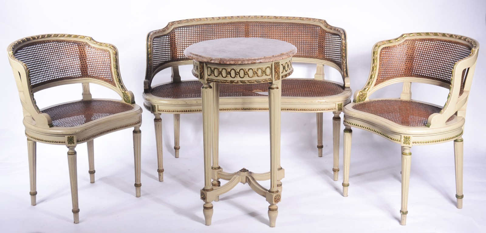 Conjunto de sofá e par de poltronas de madeira patinada, assentos e... - foto 1 de 11