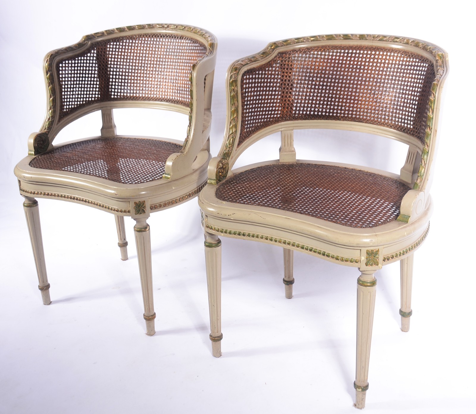 Conjunto de sofá e par de poltronas de madeira patinada, assentos e... - foto 3 de 11