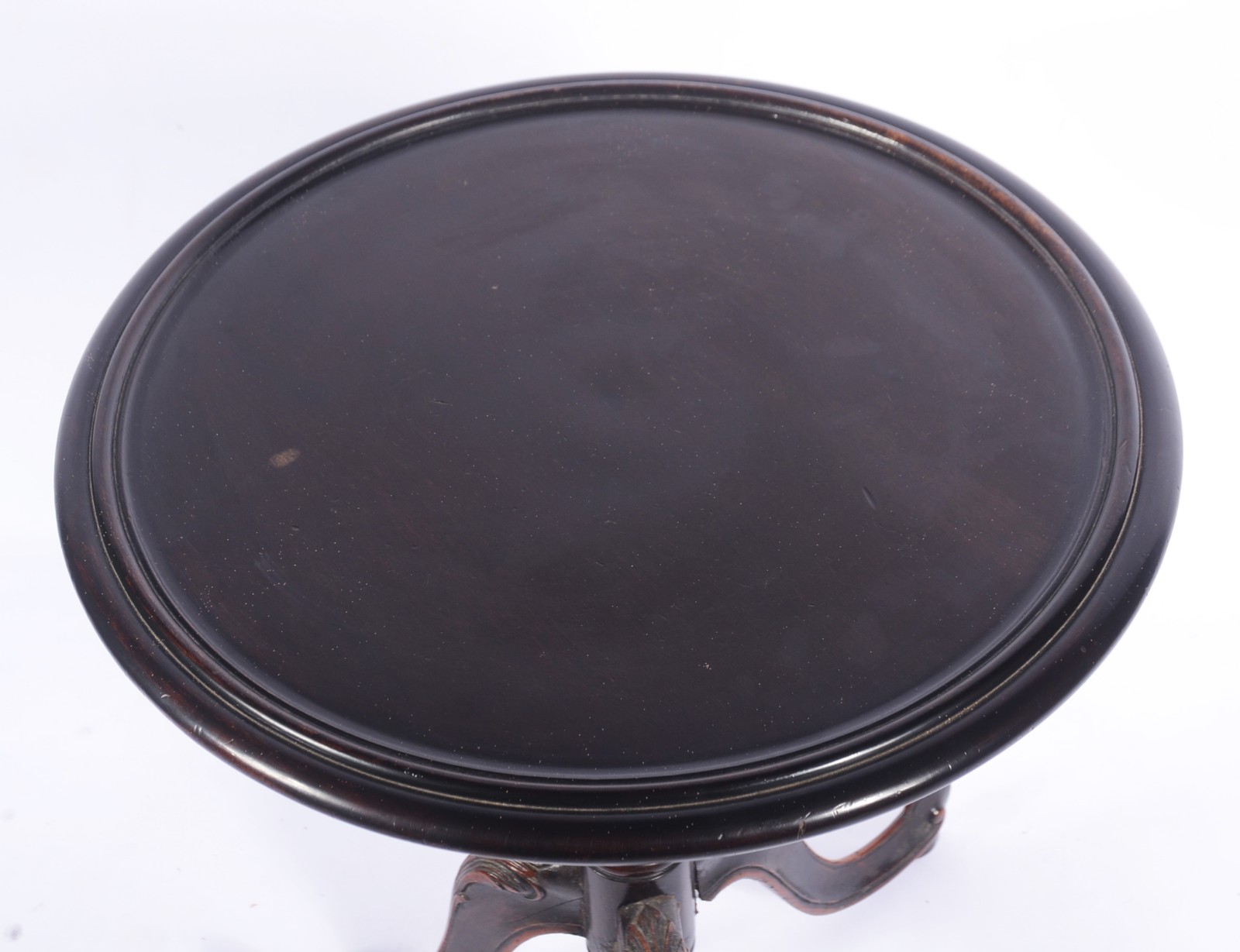 Mesa "gueridon" de madeira nobre, tampo redondo apoiado em coluna... - foto 4 de 7