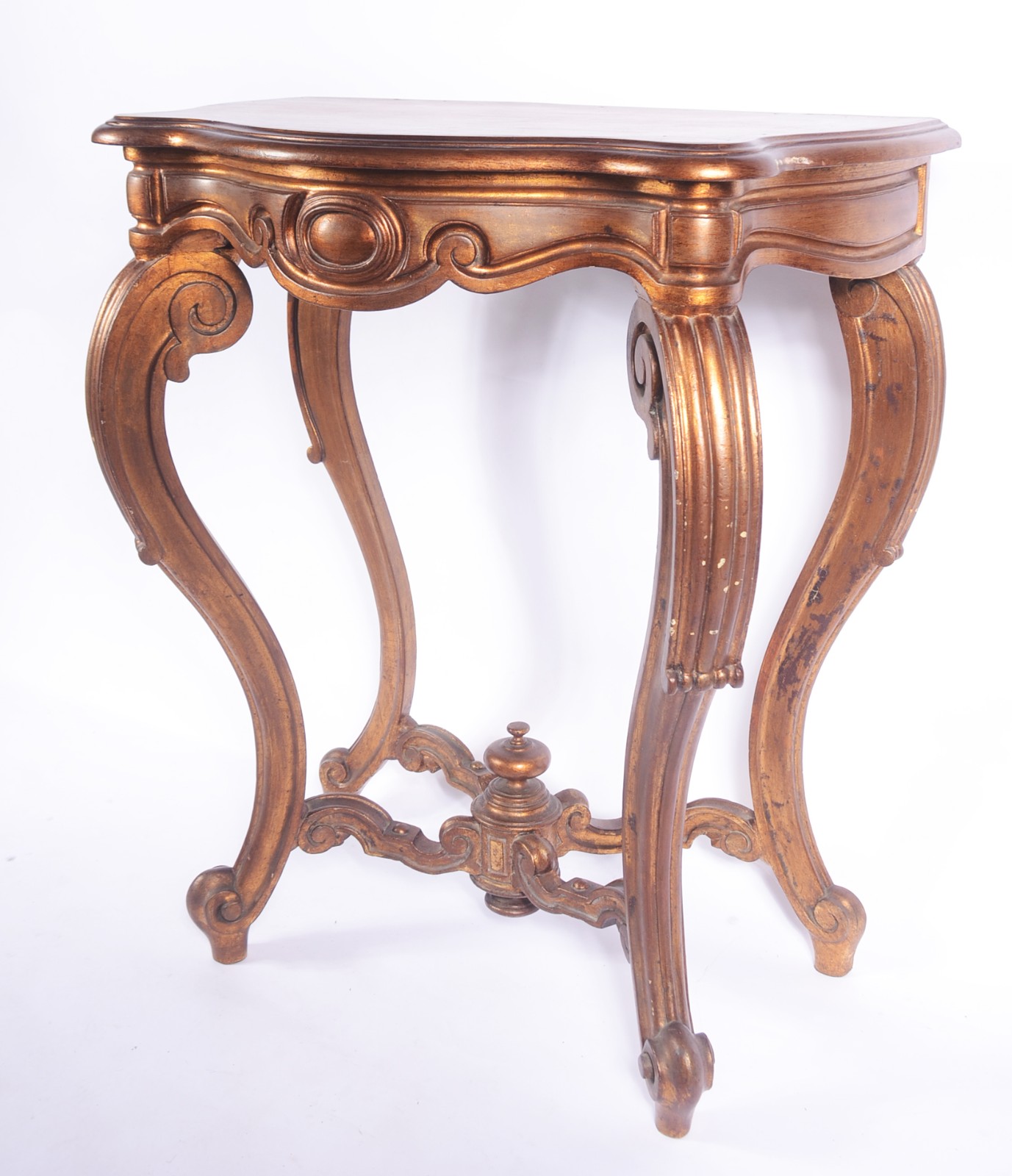 Mesa aparador de madeira nobre com patina dourada, tampo recortado... - foto 1 de 9