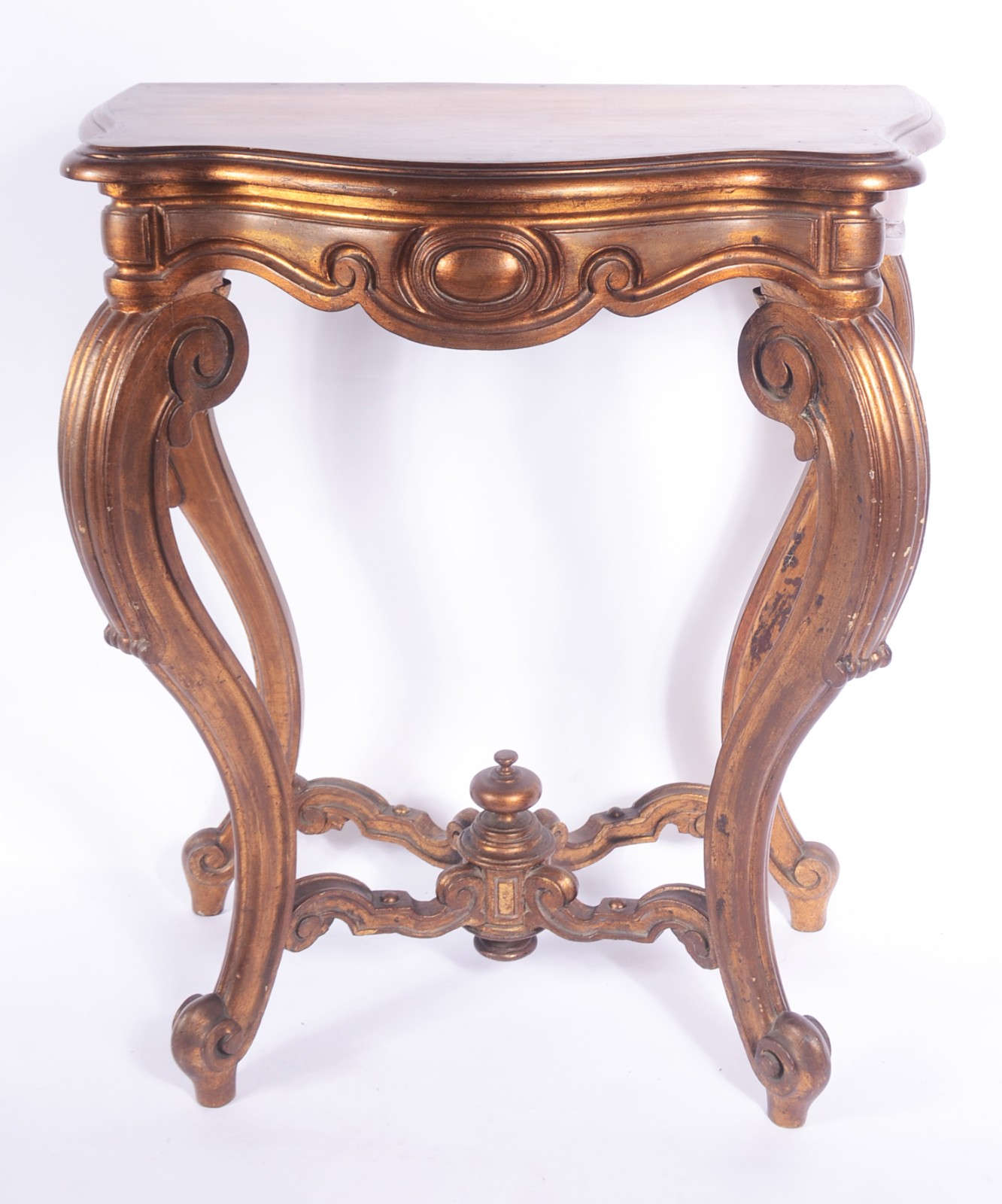 Mesa aparador de madeira nobre com patina dourada, tampo recortado... - foto 2 de 9
