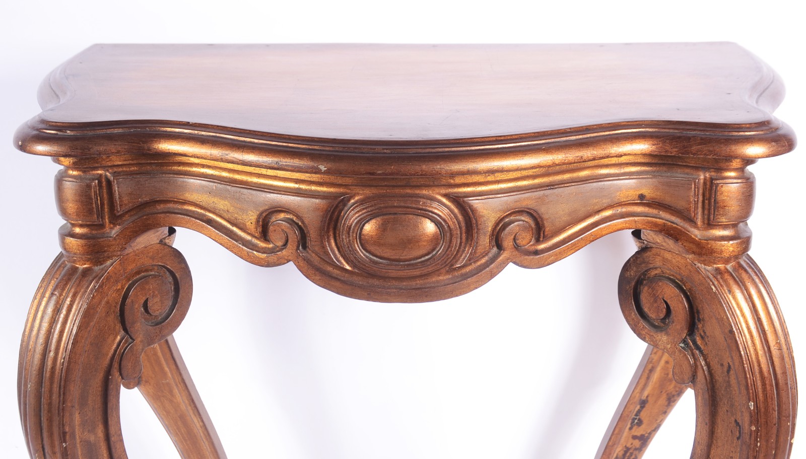Mesa aparador de madeira nobre com patina dourada, tampo recortado... - foto 3 de 9