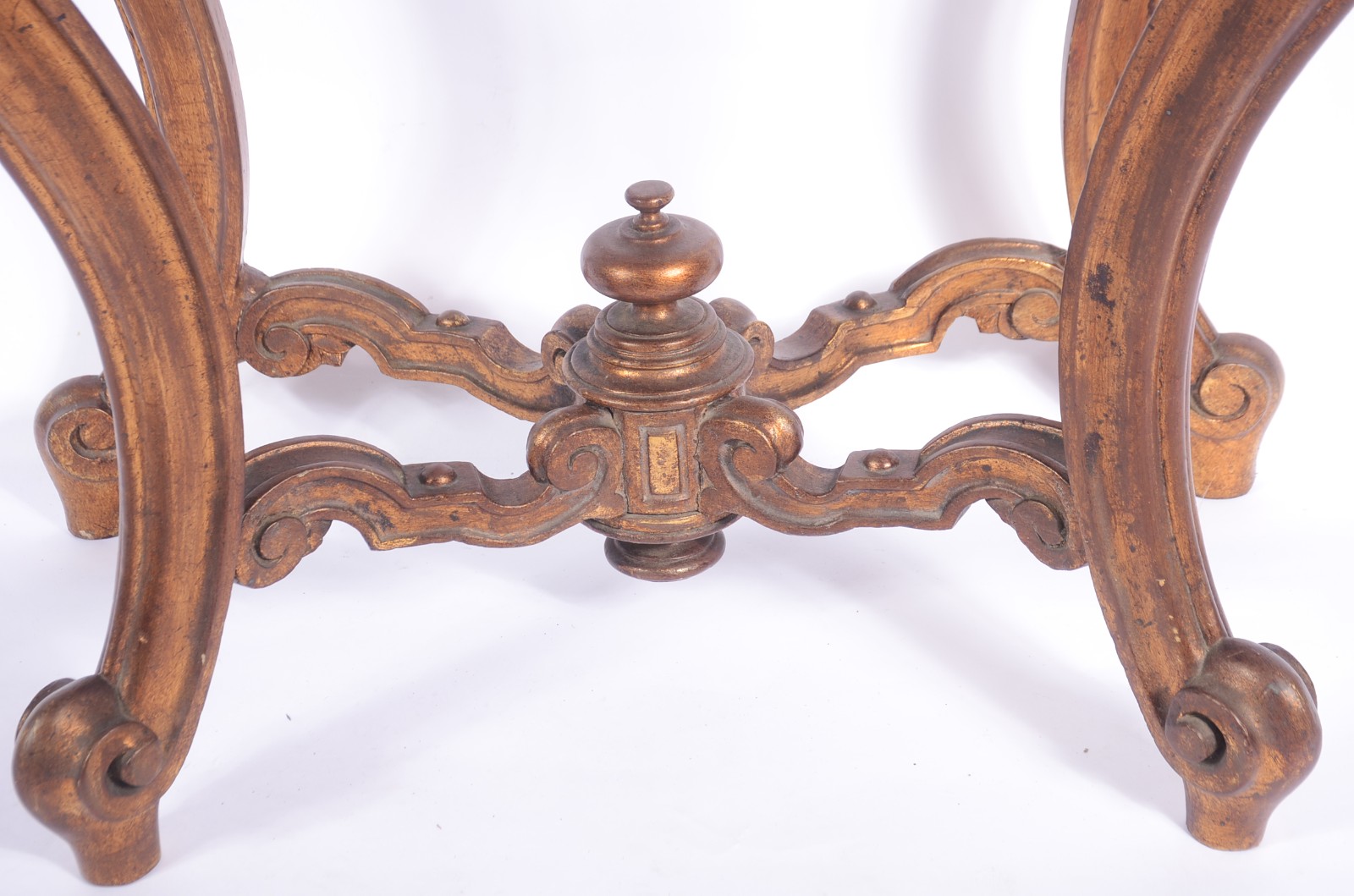 Mesa aparador de madeira nobre com patina dourada, tampo recortado... - foto 5 de 9