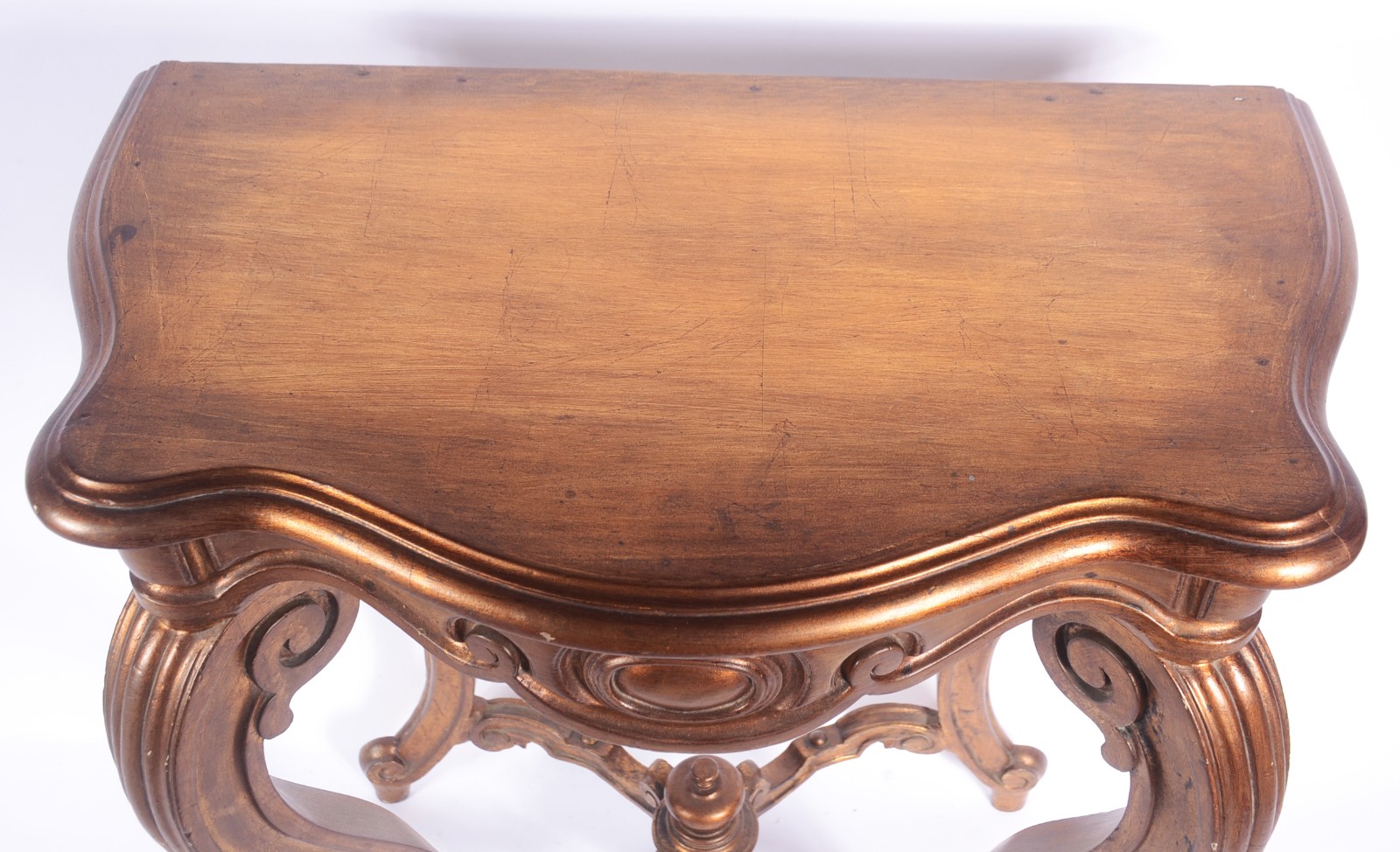 Mesa aparador de madeira nobre com patina dourada, tampo recortado... - foto 6 de 9