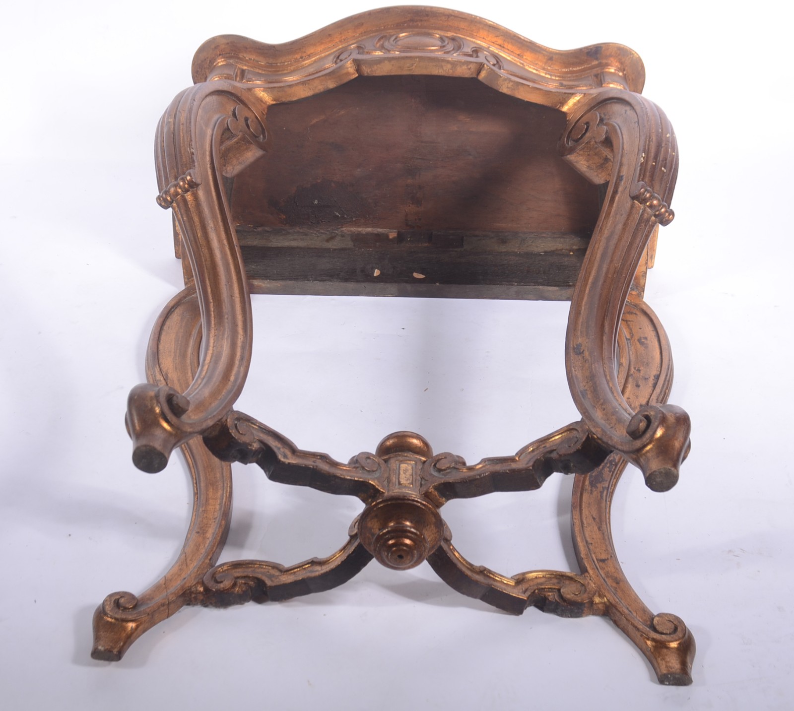 Mesa aparador de madeira nobre com patina dourada, tampo recortado... - foto 8 de 9