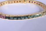 Pulseira de ouro 18 k., contraste 750 mls feiti... - Pulseira de ouro 18 k., contraste 750 mls feitio Riviera com pedras coloridas lapidadas. (Por motivos de segurança a peça não se encontra na loja).