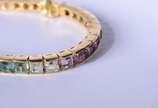 Pulseira de ouro 18 k., contraste 750 mls feiti... - Pulseira de ouro 18 k., contraste 750 mls feitio Riviera com pedras coloridas lapidadas. (Por motivos de segurança a peça não se encontra na loja).