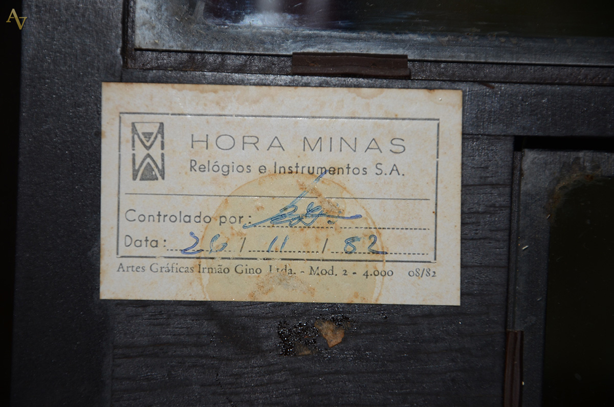 Relógio de parede com caixa de madeira e mostrador de metal dourado... - foto 3 de 3