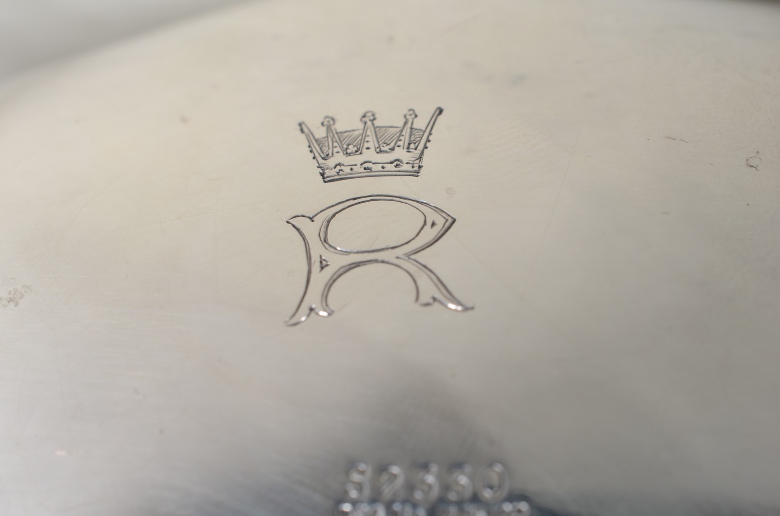 Elegante bule de prata inglesa contraste leão passante, base com "R"... - foto 7 de 8