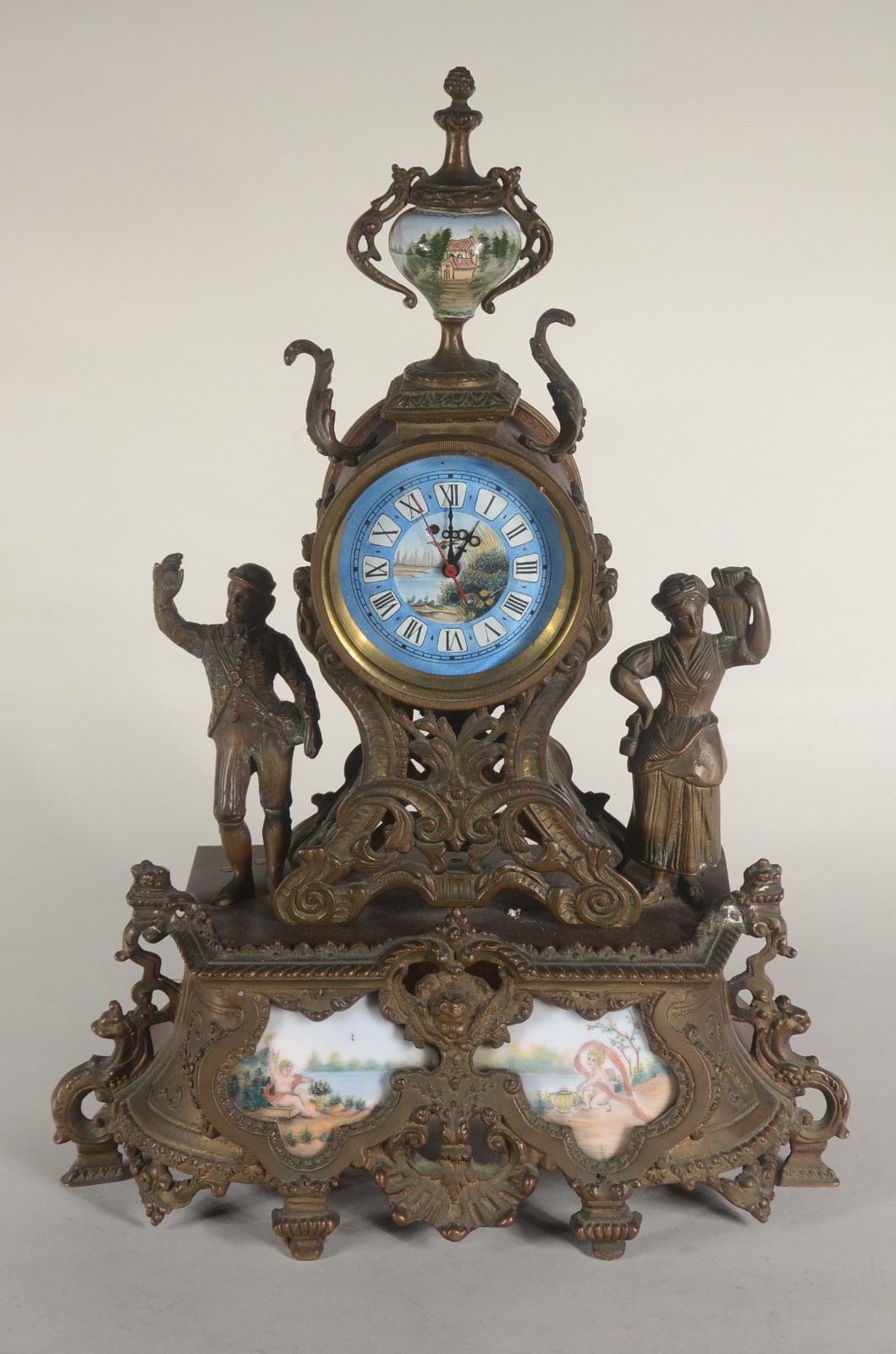 Relógio de mesa de bronze com placas de porcelana e figuras de... - foto 1 de 11