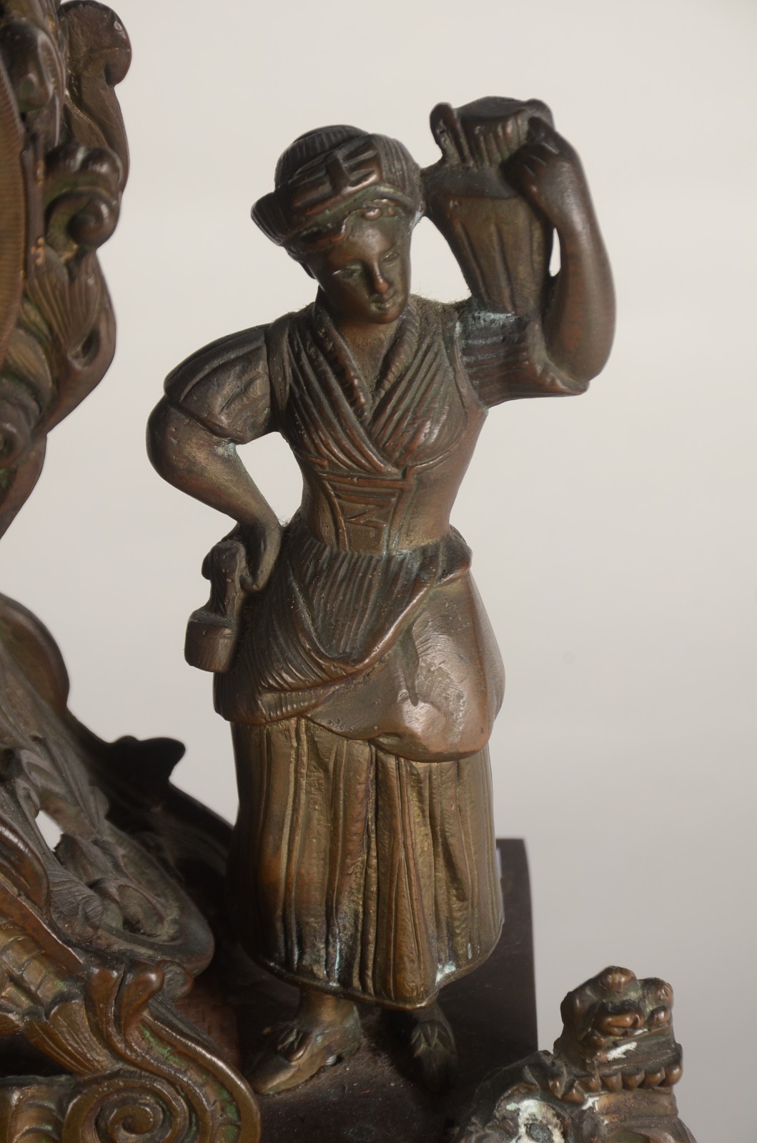 Relógio de mesa de bronze com placas de porcelana e figuras de... - foto 2 de 11