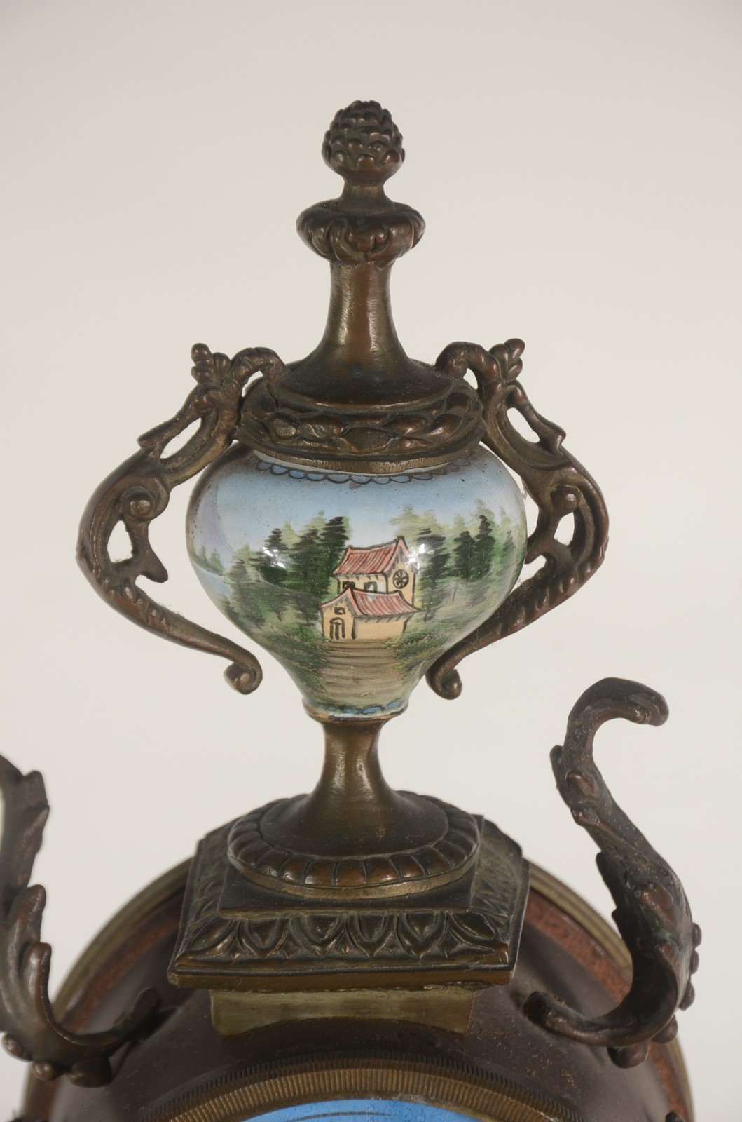 Relógio de mesa de bronze com placas de porcelana e figuras de... - foto 4 de 11