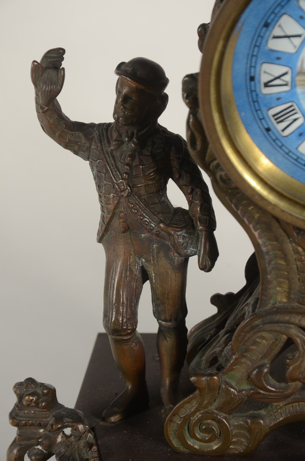 Relógio de mesa de bronze com placas de porcelana e figuras de... - foto 5 de 11