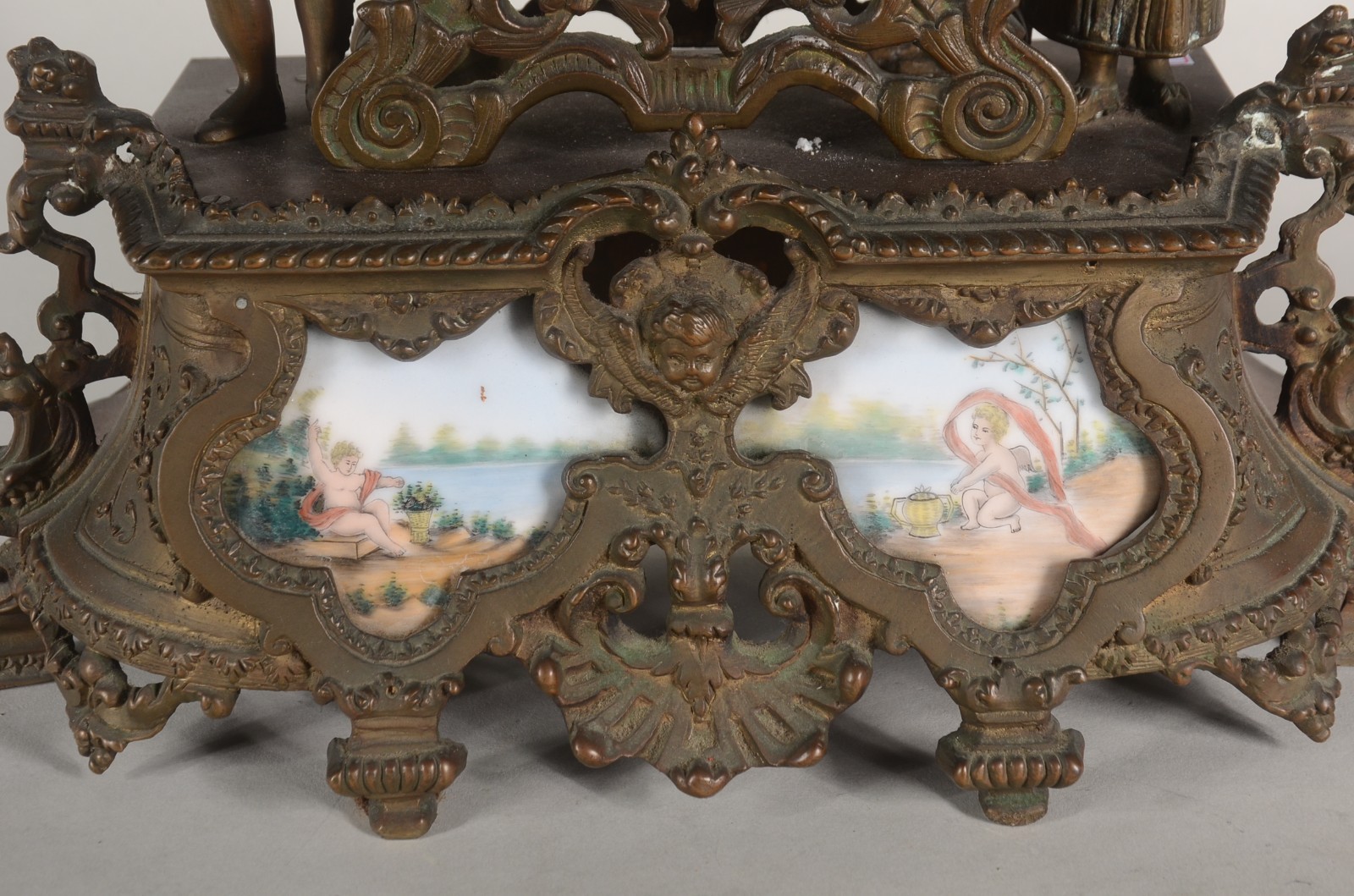 Relógio de mesa de bronze com placas de porcelana e figuras de... - foto 7 de 11