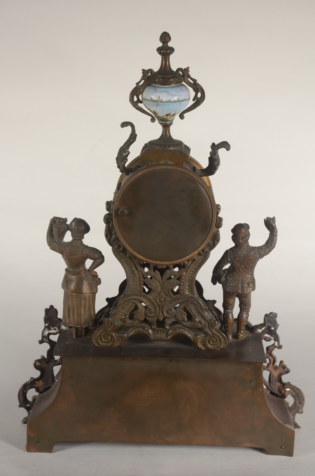 Relógio de mesa de bronze com placas de porcelana e figuras de... - foto 9 de 11