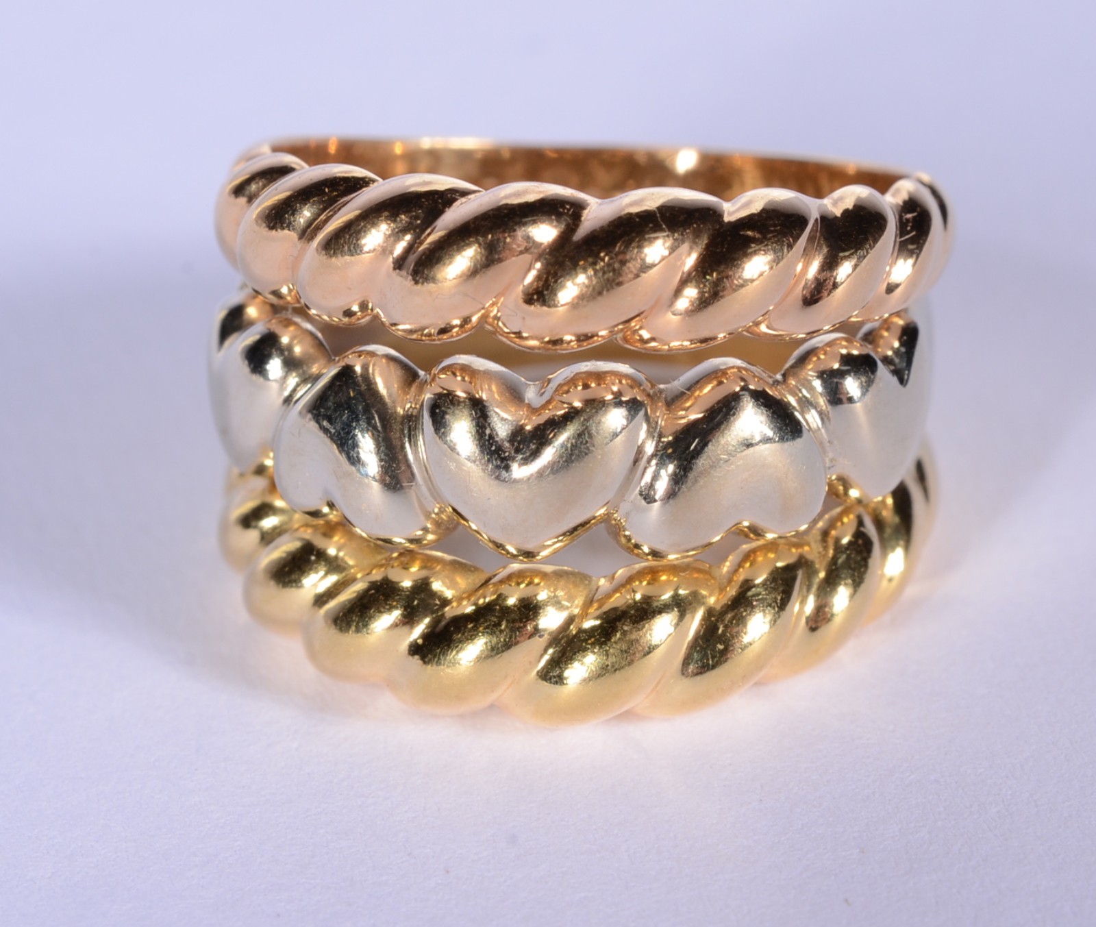 Anel de ouro 18 k., contraste 750 mls feitio torcido nas laterais e... - foto 1 de 10