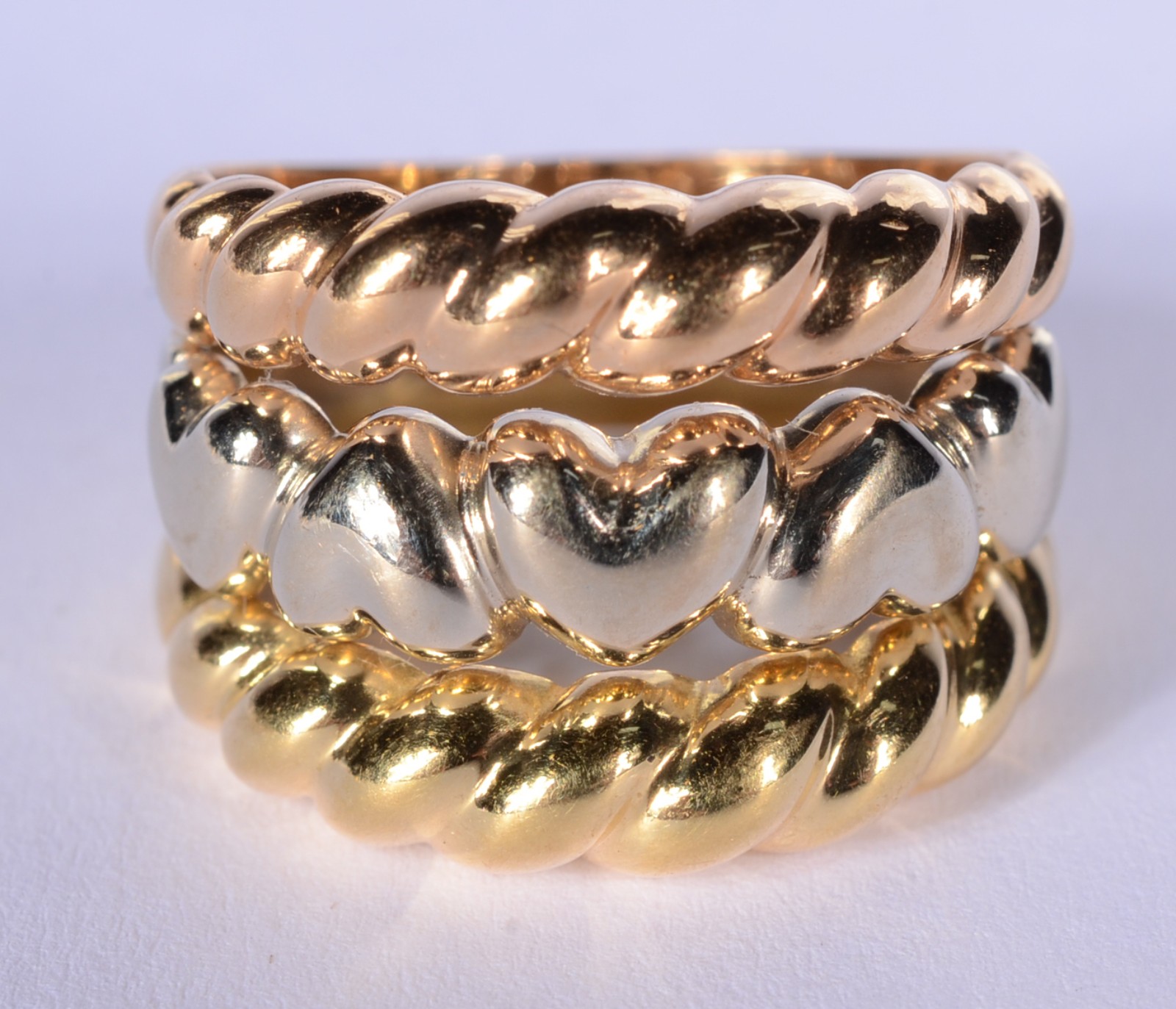 Anel de ouro 18 k., contraste 750 mls feitio torcido nas laterais e... - foto 2 de 10