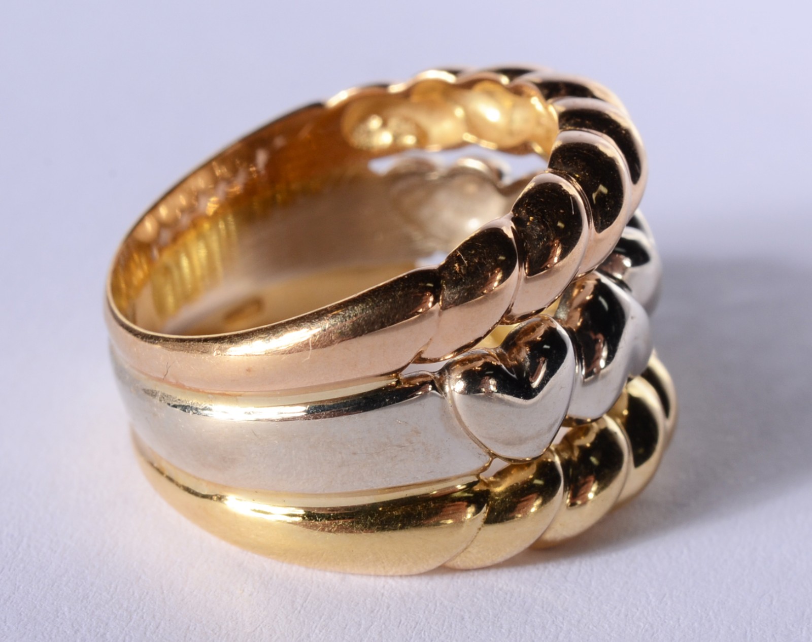 Anel de ouro 18 k., contraste 750 mls feitio torcido nas laterais e... - foto 3 de 10