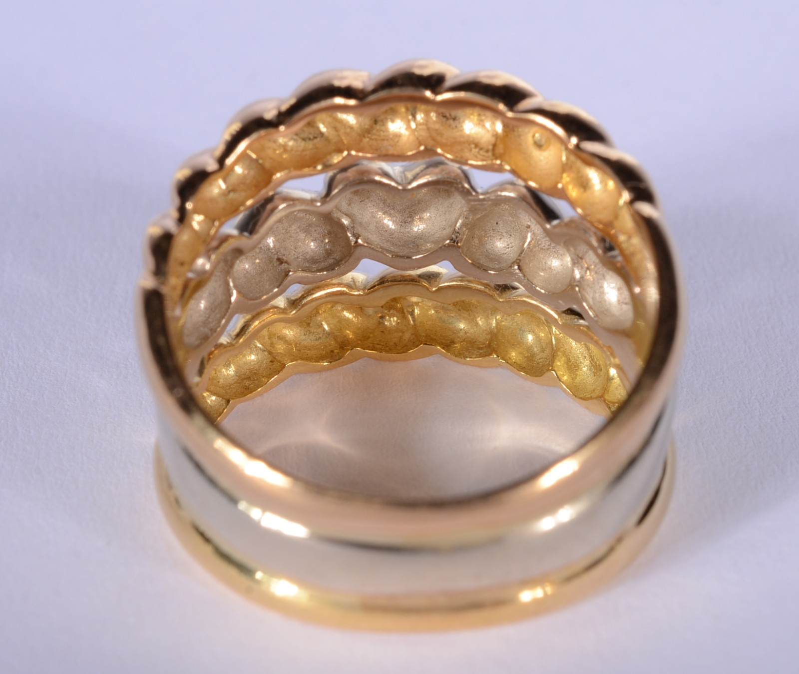 Anel de ouro 18 k., contraste 750 mls feitio torcido nas laterais e... - foto 4 de 10