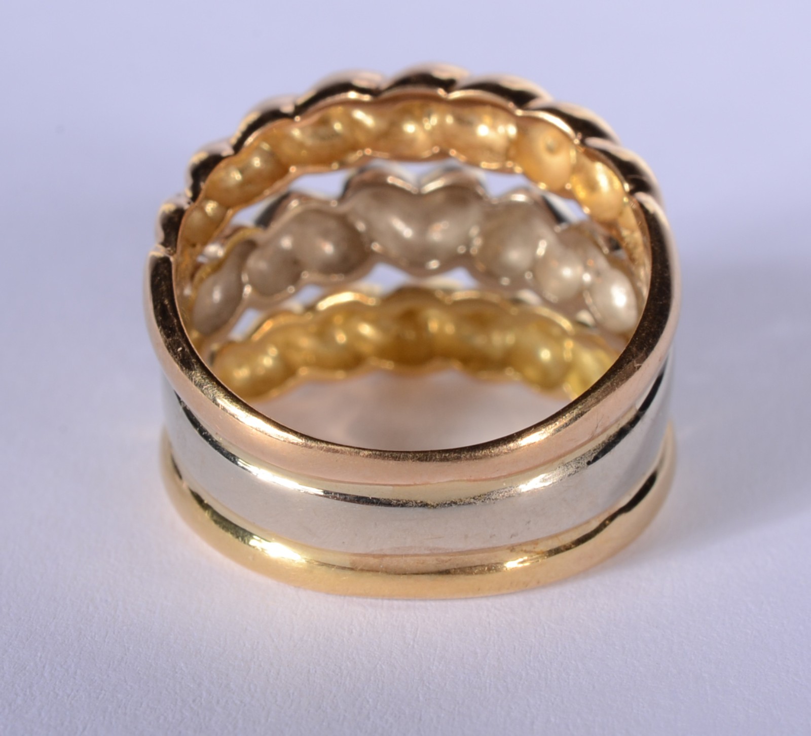 Anel de ouro 18 k., contraste 750 mls feitio torcido nas laterais e... - foto 6 de 10