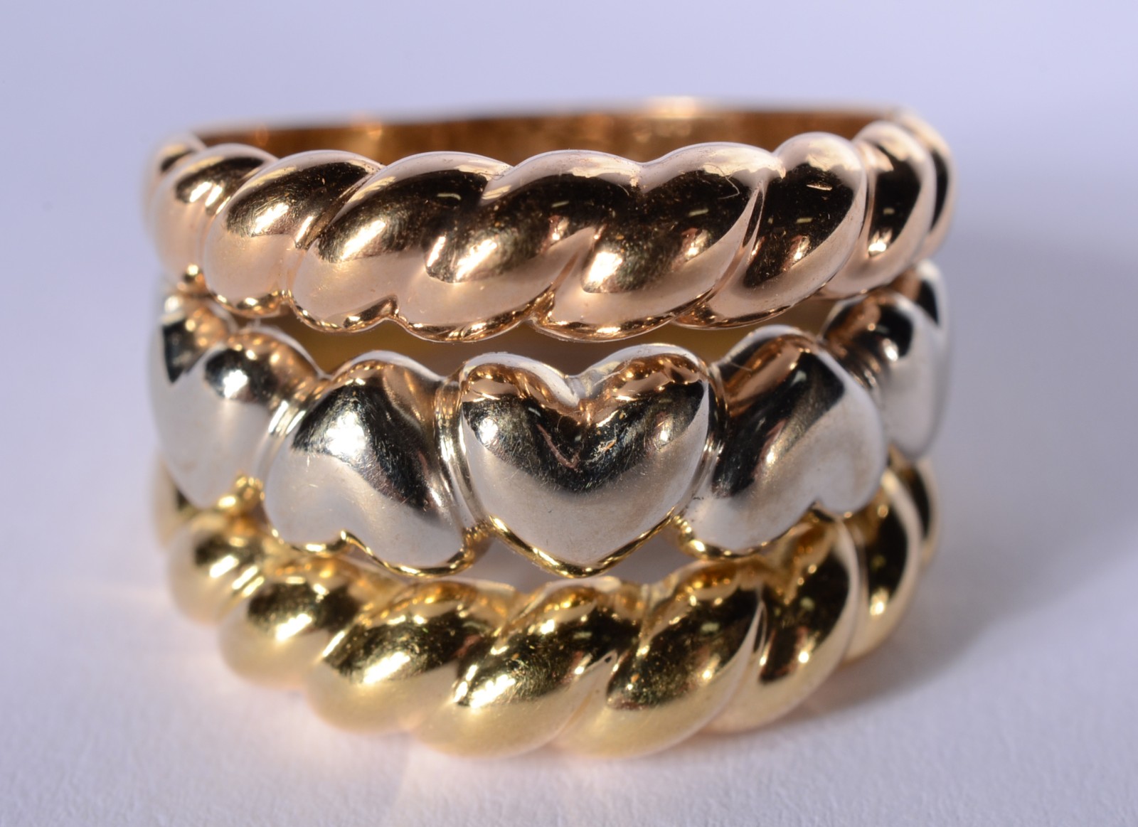 Anel de ouro 18 k., contraste 750 mls feitio torcido nas laterais e... - foto 7 de 10