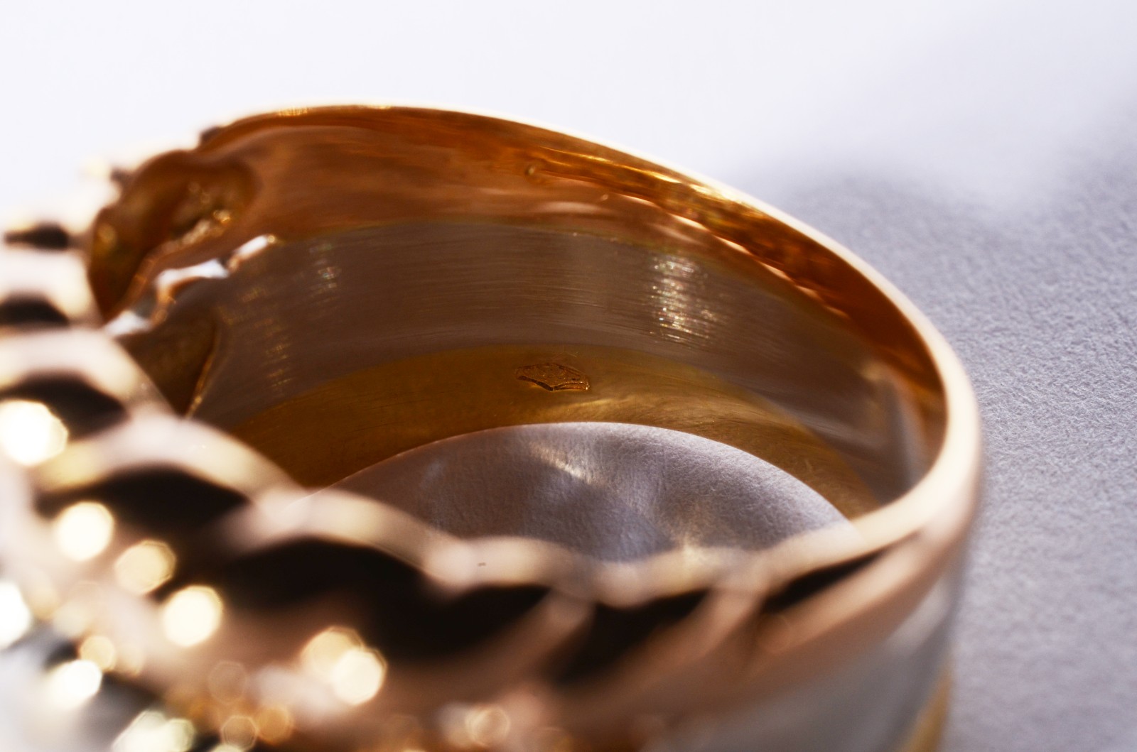 Anel de ouro 18 k., contraste 750 mls feitio torcido nas laterais e... - foto 8 de 10