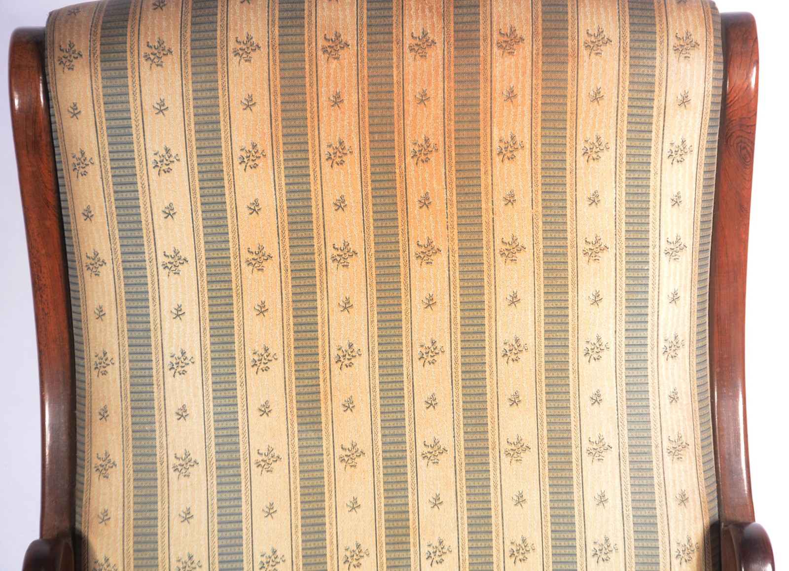 Pequena cadeira de balanço de madeira nobre, estofada e forrado com... - foto 4 de 7