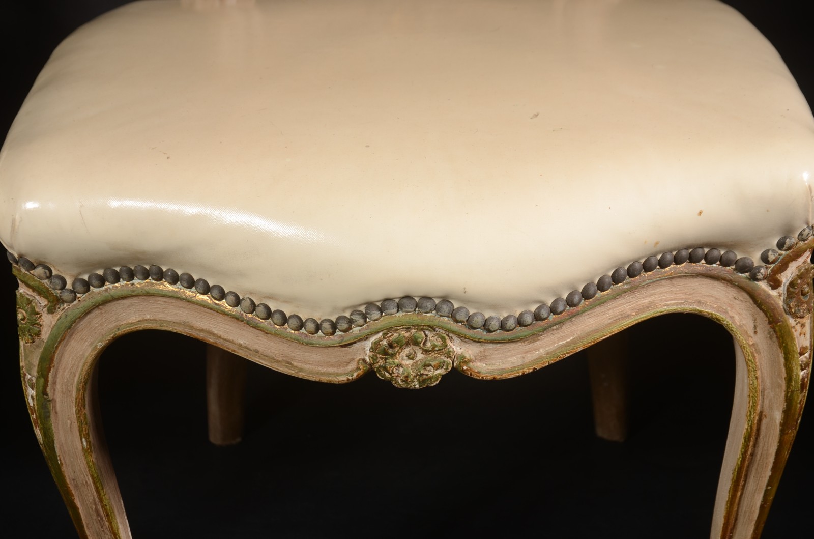 Conjunto com cinco cadeiras para sala de jantar feitio medalhão... - foto 2 de 8