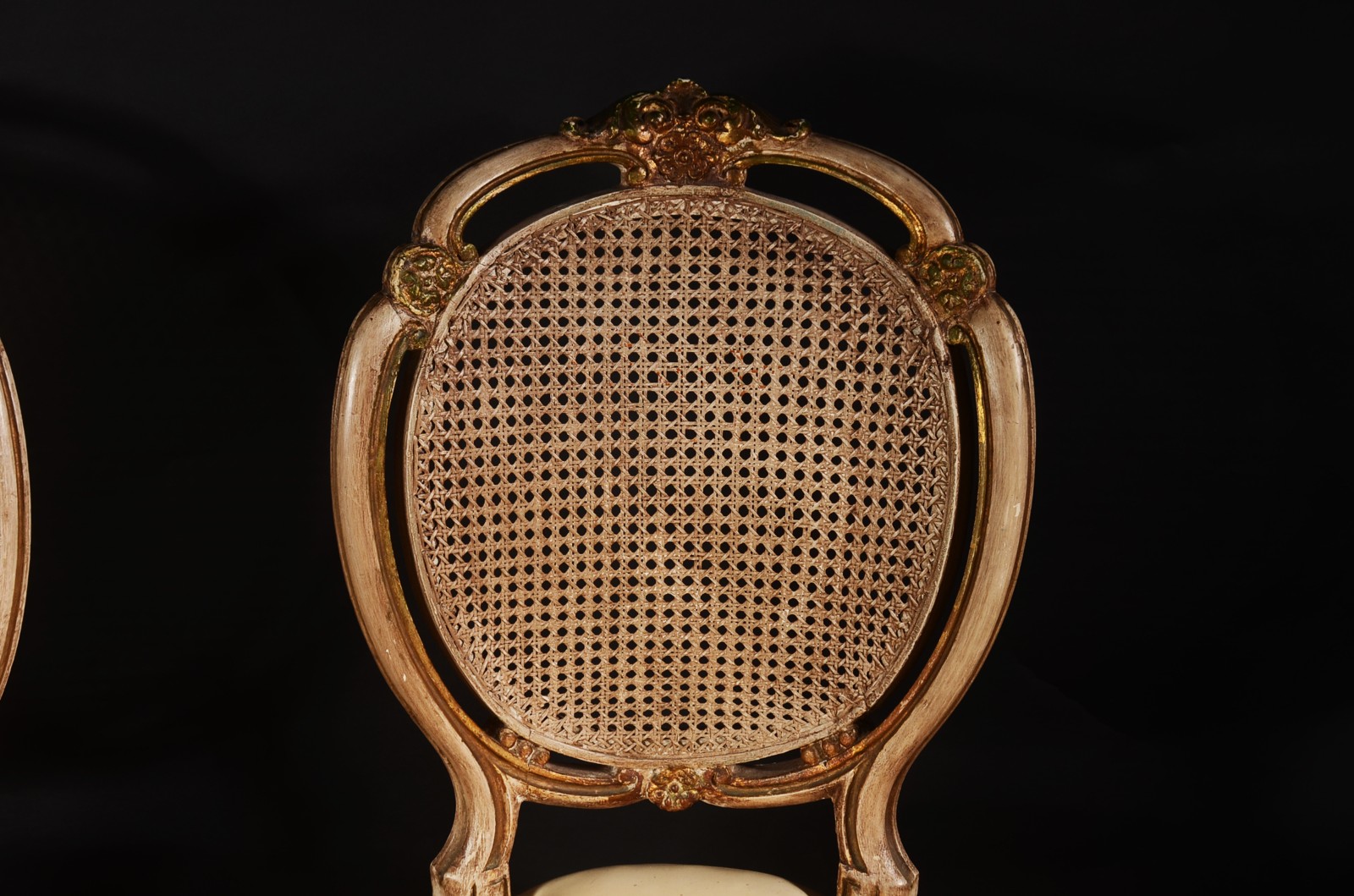 Conjunto com cinco cadeiras para sala de jantar feitio medalhão... - foto 4 de 8
