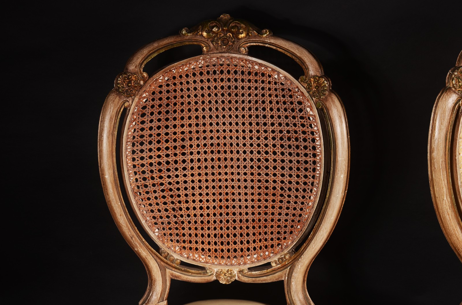 Conjunto com cinco cadeiras para sala de jantar feitio medalhão... - foto 5 de 8