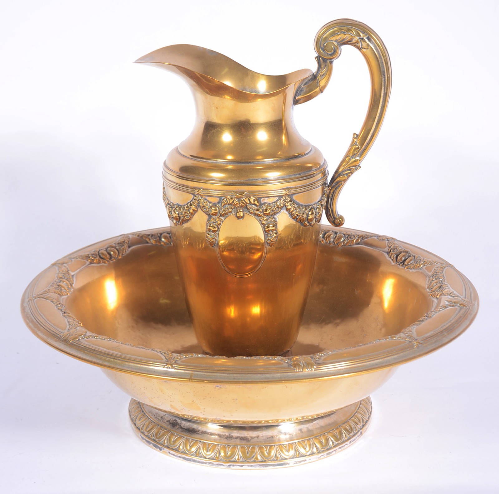 Jarra com bacia de metal dourado com guirlandas em relevo. Com... - foto 1 de 11