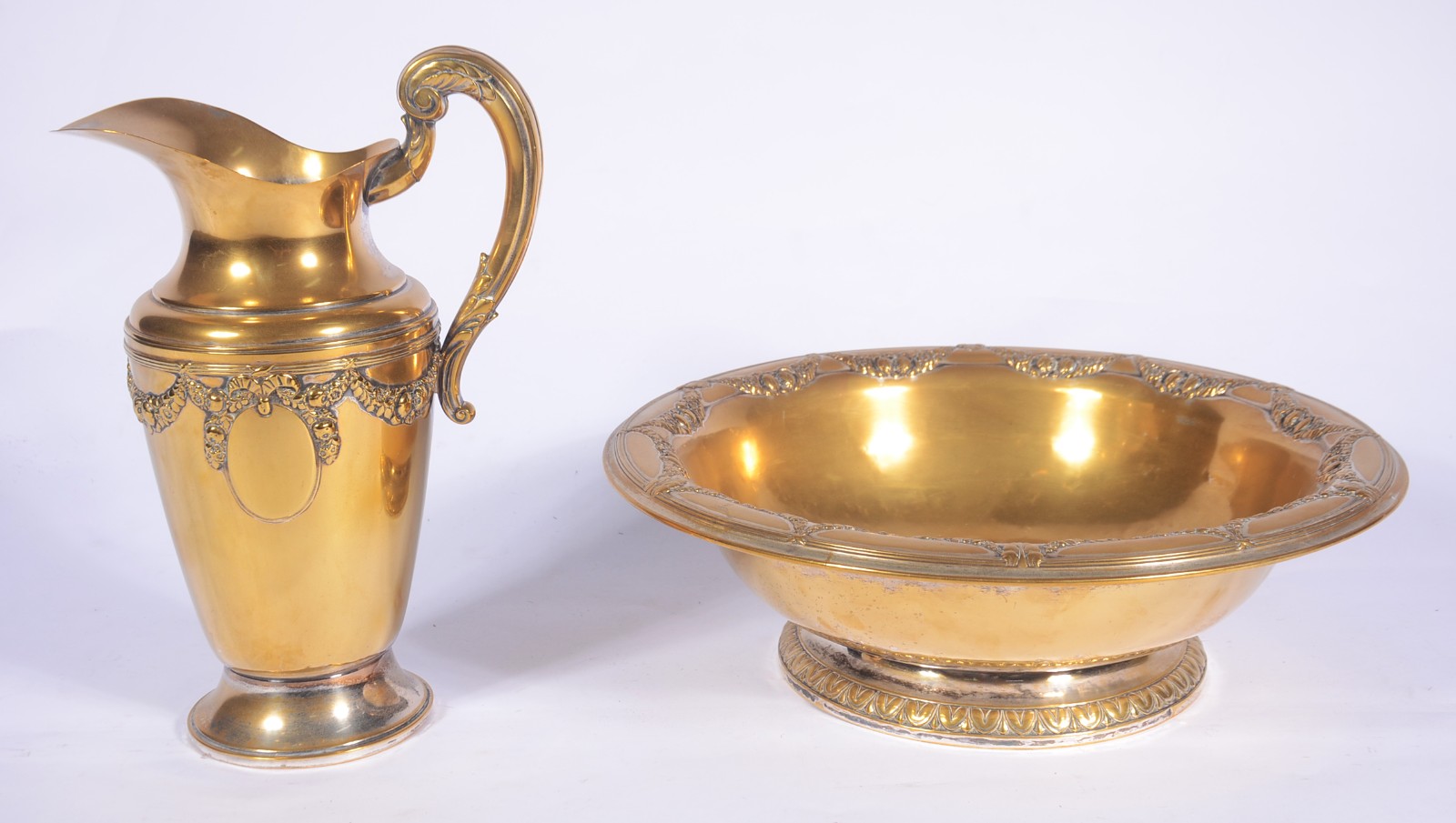 Jarra com bacia de metal dourado com guirlandas em relevo. Com... - foto 2 de 11