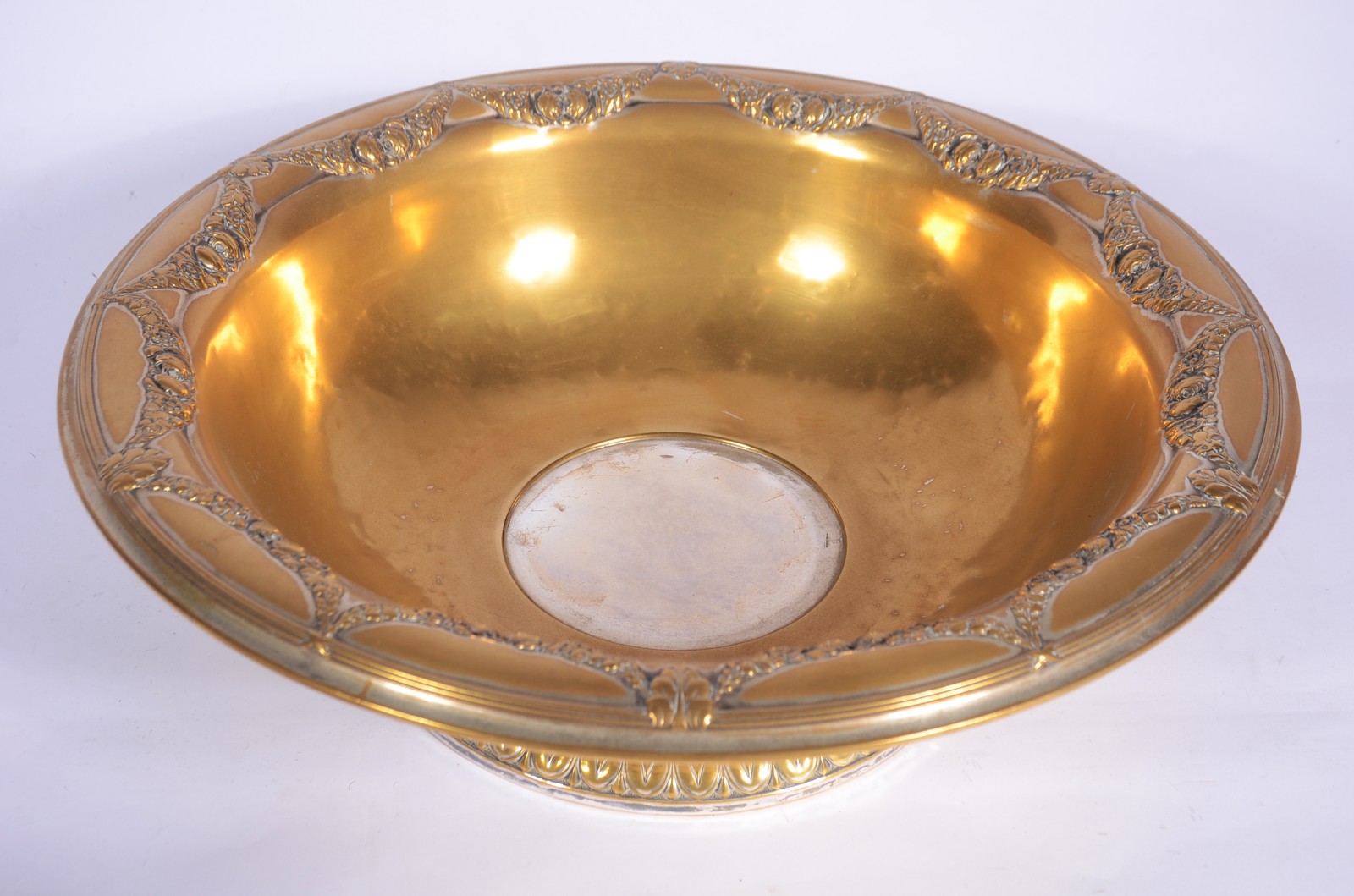 Jarra com bacia de metal dourado com guirlandas em relevo. Com... - foto 3 de 11