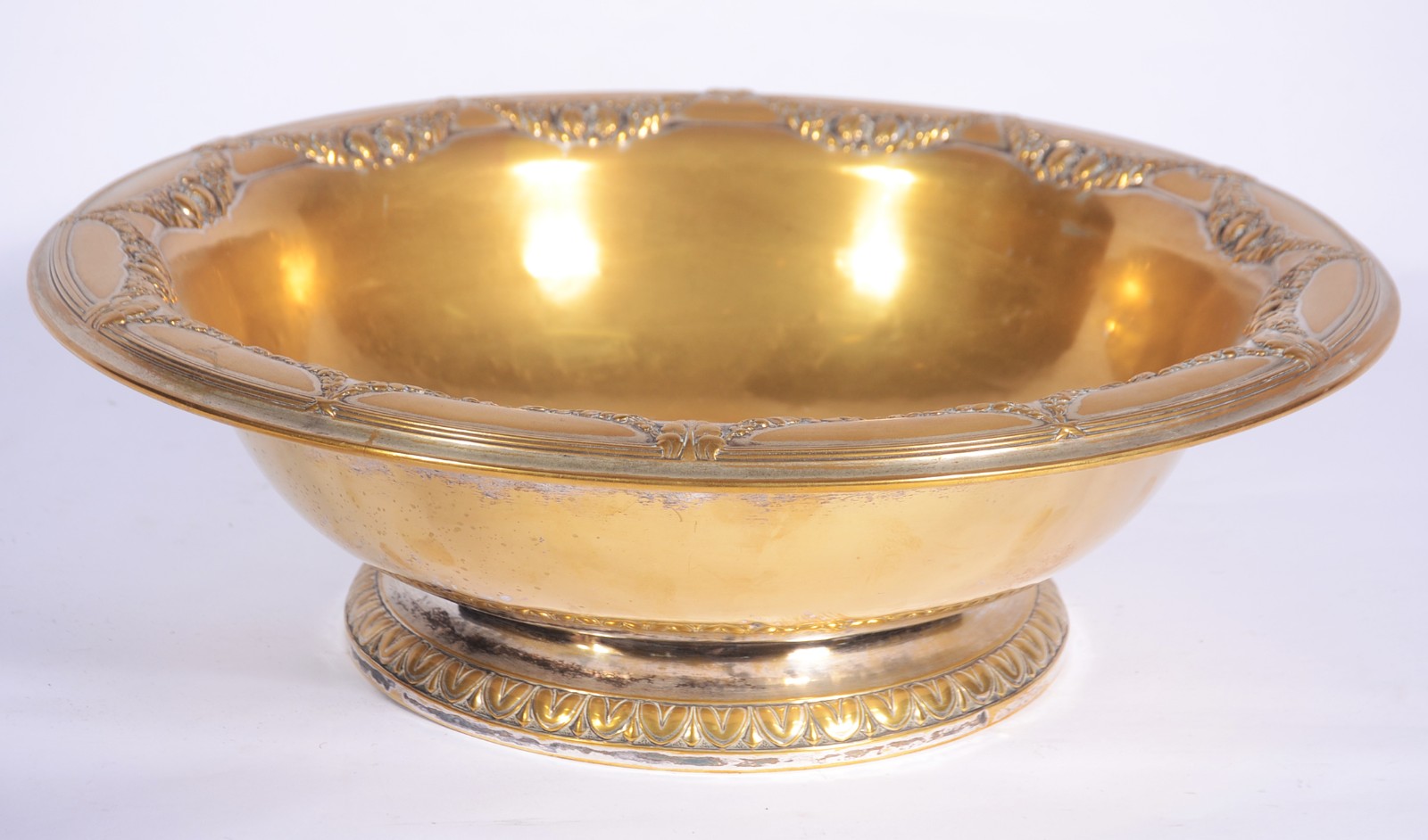 Jarra com bacia de metal dourado com guirlandas em relevo. Com... - foto 4 de 11
