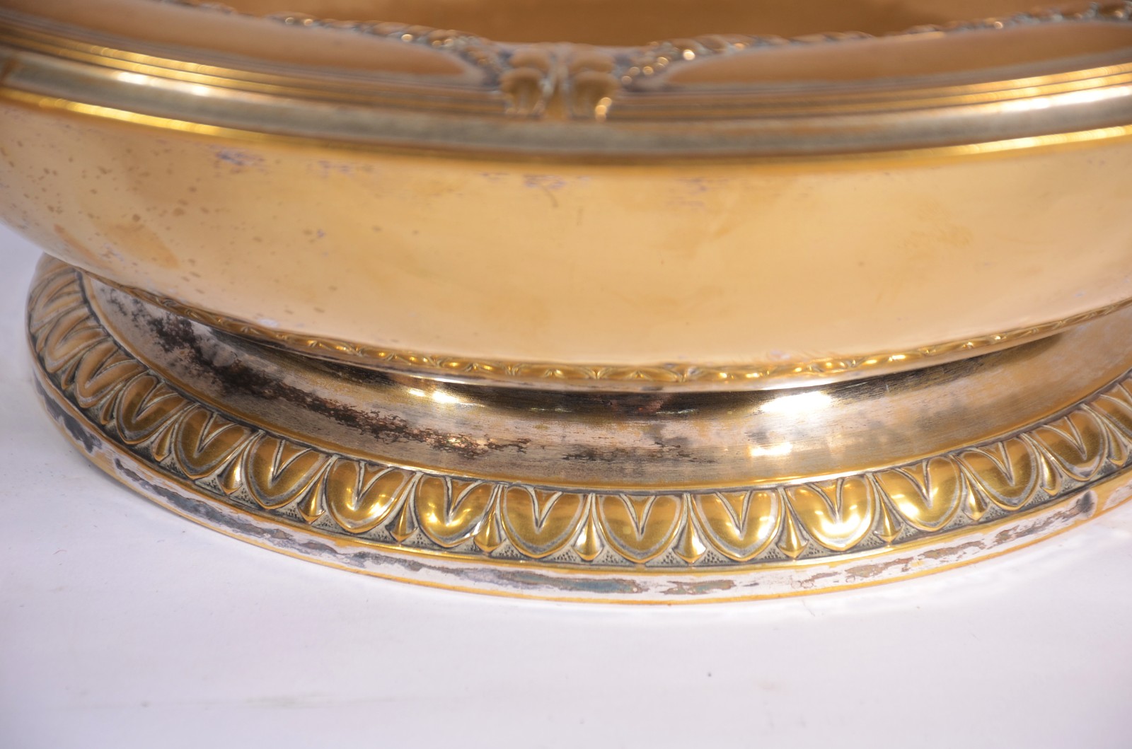 Jarra com bacia de metal dourado com guirlandas em relevo. Com... - foto 5 de 11