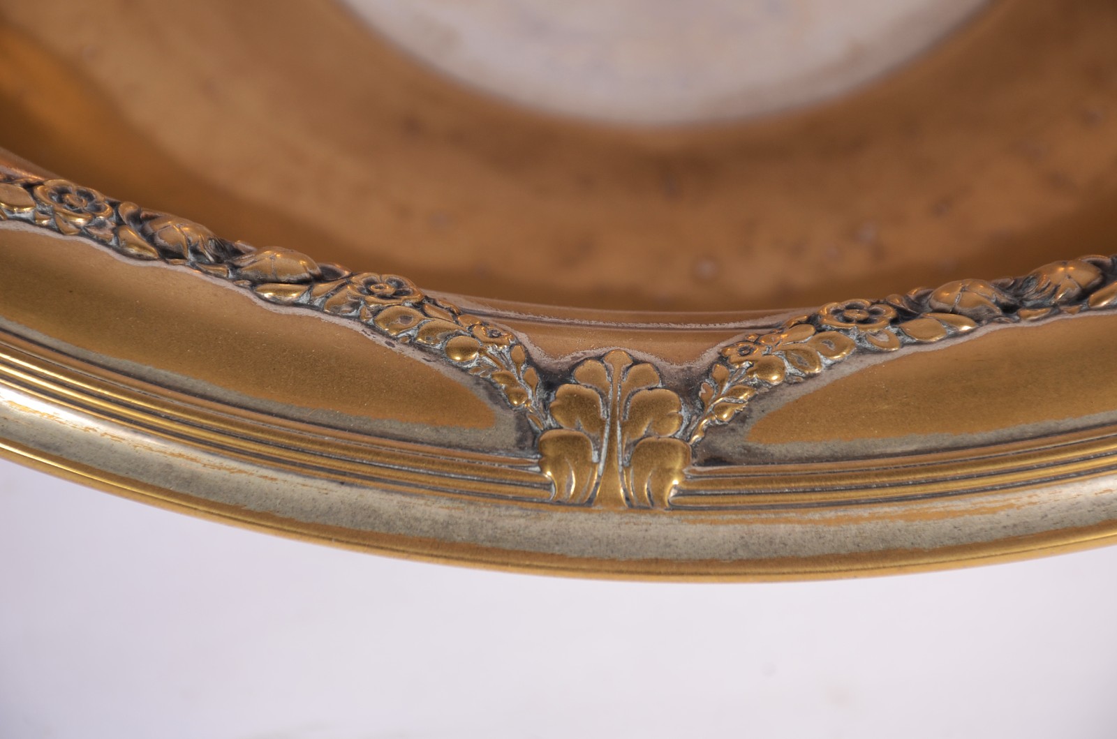 Jarra com bacia de metal dourado com guirlandas em relevo. Com... - foto 6 de 11