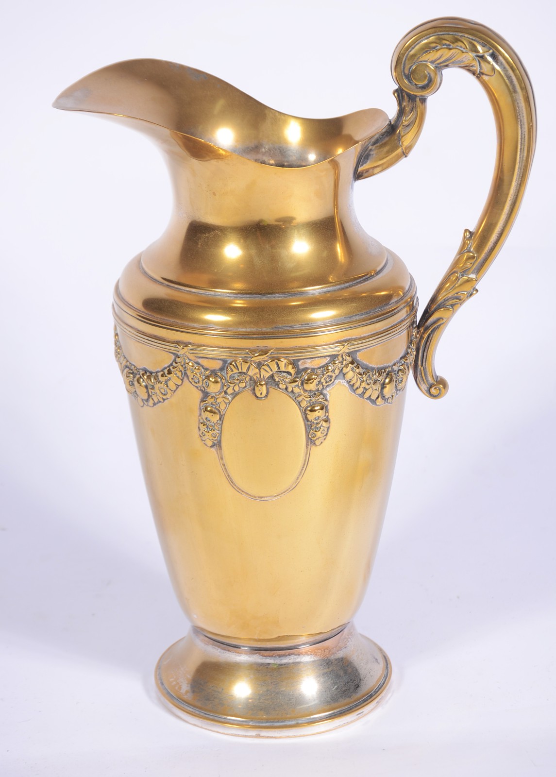 Jarra com bacia de metal dourado com guirlandas em relevo. Com... - foto 7 de 11