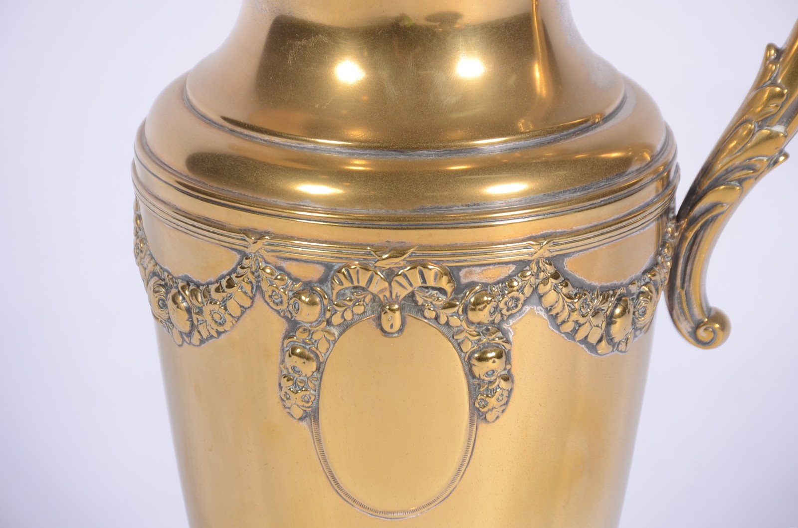 Jarra com bacia de metal dourado com guirlandas em relevo. Com... - foto 8 de 11