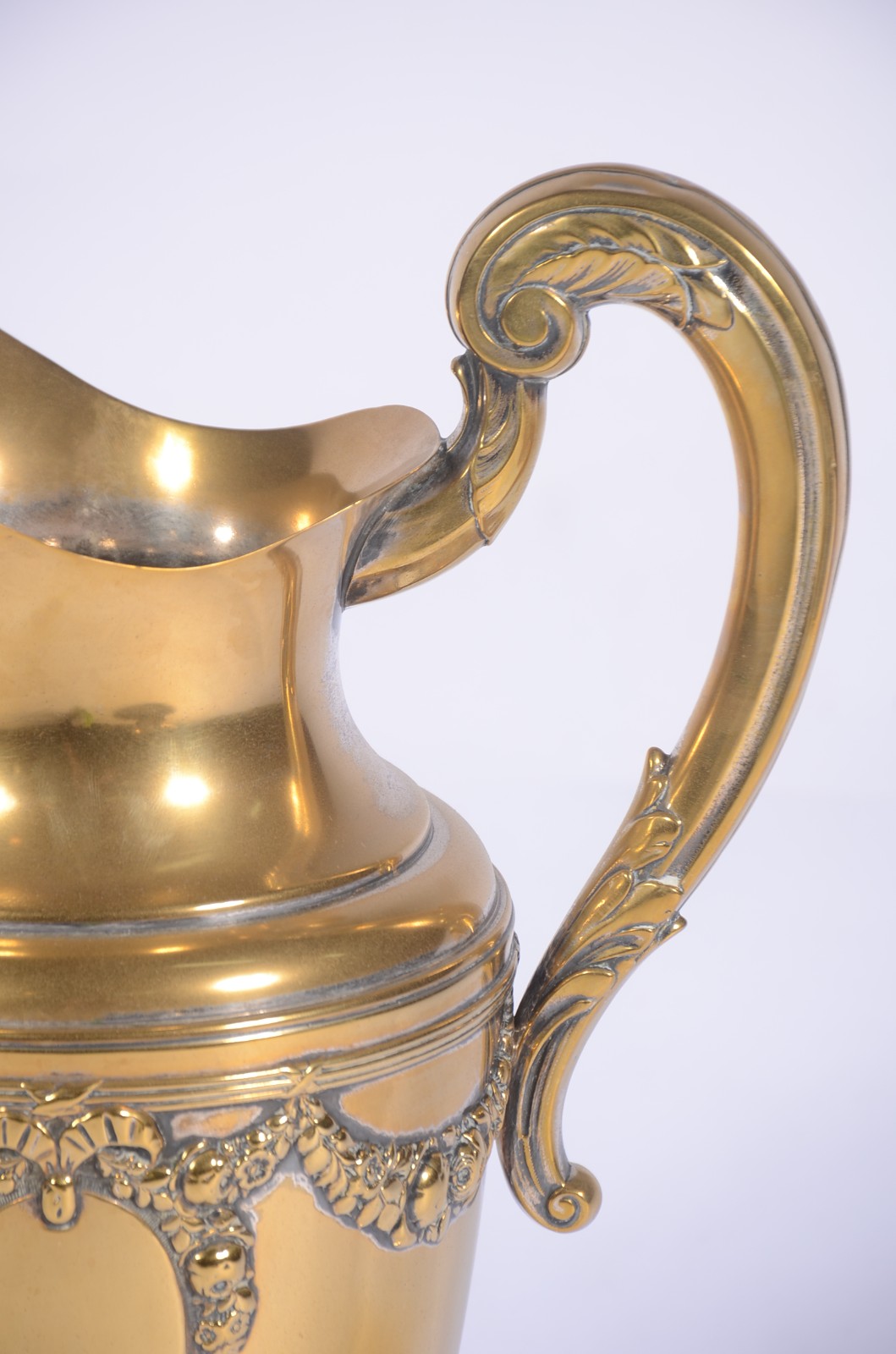Jarra com bacia de metal dourado com guirlandas em relevo. Com... - foto 9 de 11