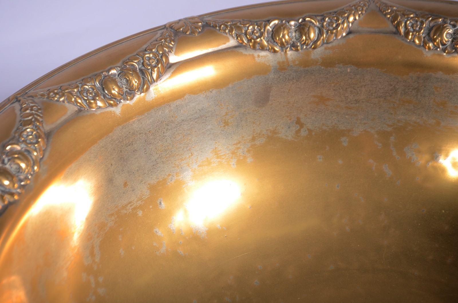 Jarra com bacia de metal dourado com guirlandas em relevo. Com... - foto 10 de 11