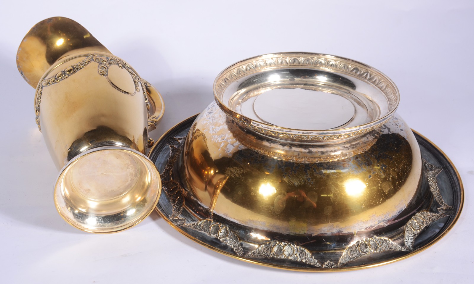 Jarra com bacia de metal dourado com guirlandas em relevo. Com... - foto 11 de 11
