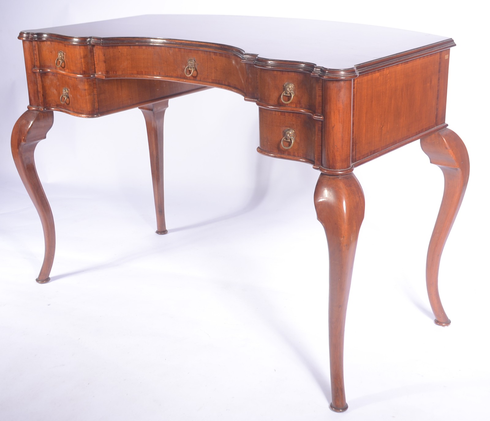 Mesa de escritório de madeira nobre com 5 gavetas, puxadores na forma... - foto 1 de 10