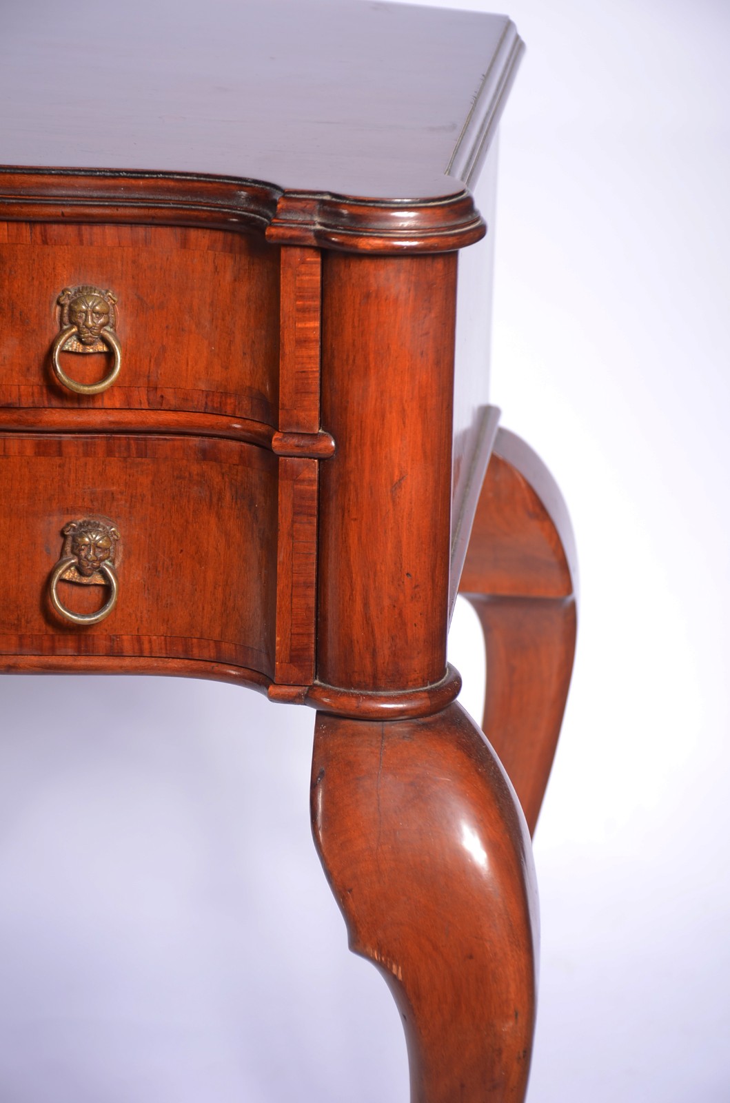 Mesa de escritório de madeira nobre com 5 gavetas, puxadores na forma... - foto 5 de 10