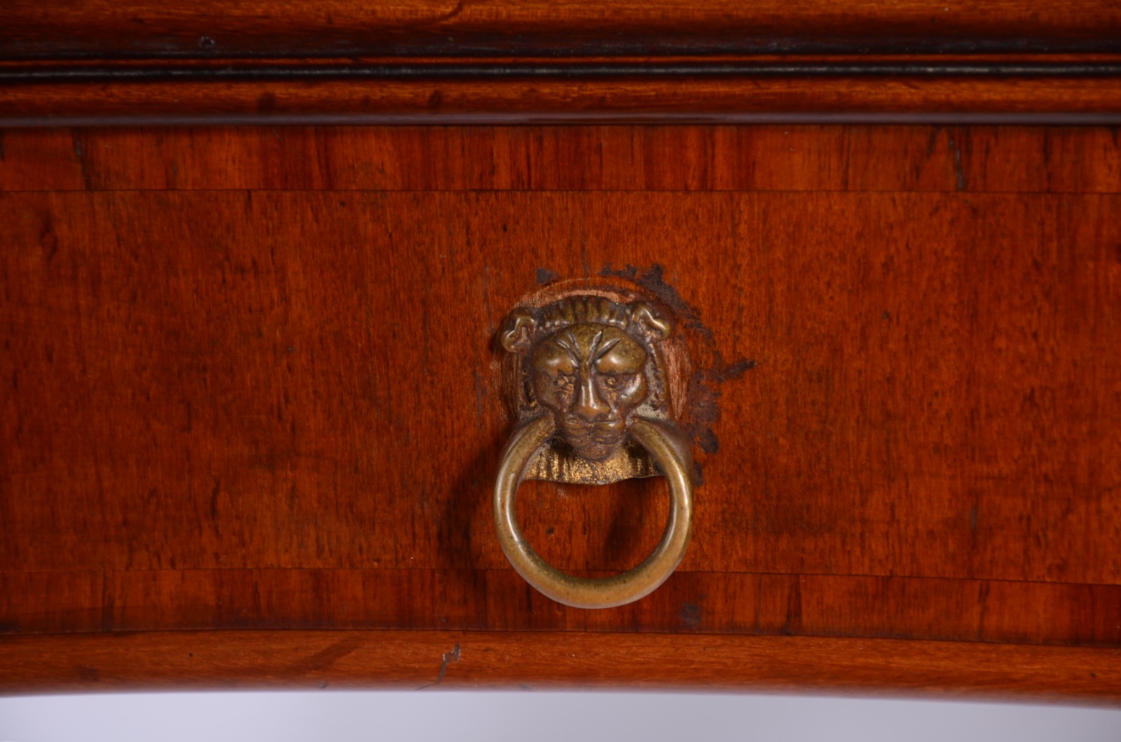 Mesa de escritório de madeira nobre com 5 gavetas, puxadores na forma... - foto 6 de 10