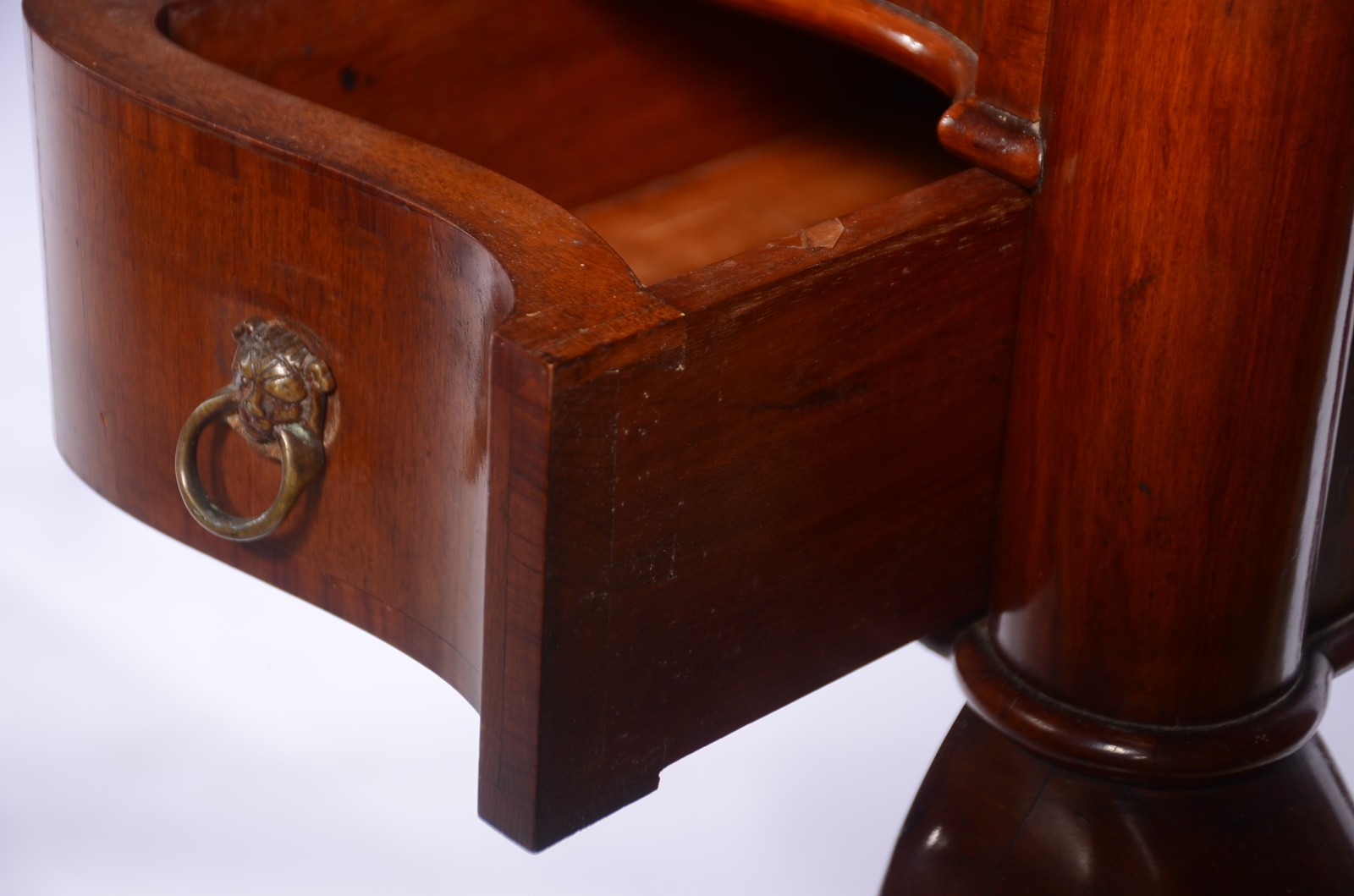 Mesa de escritório de madeira nobre com 5 gavetas, puxadores na forma... - foto 8 de 10