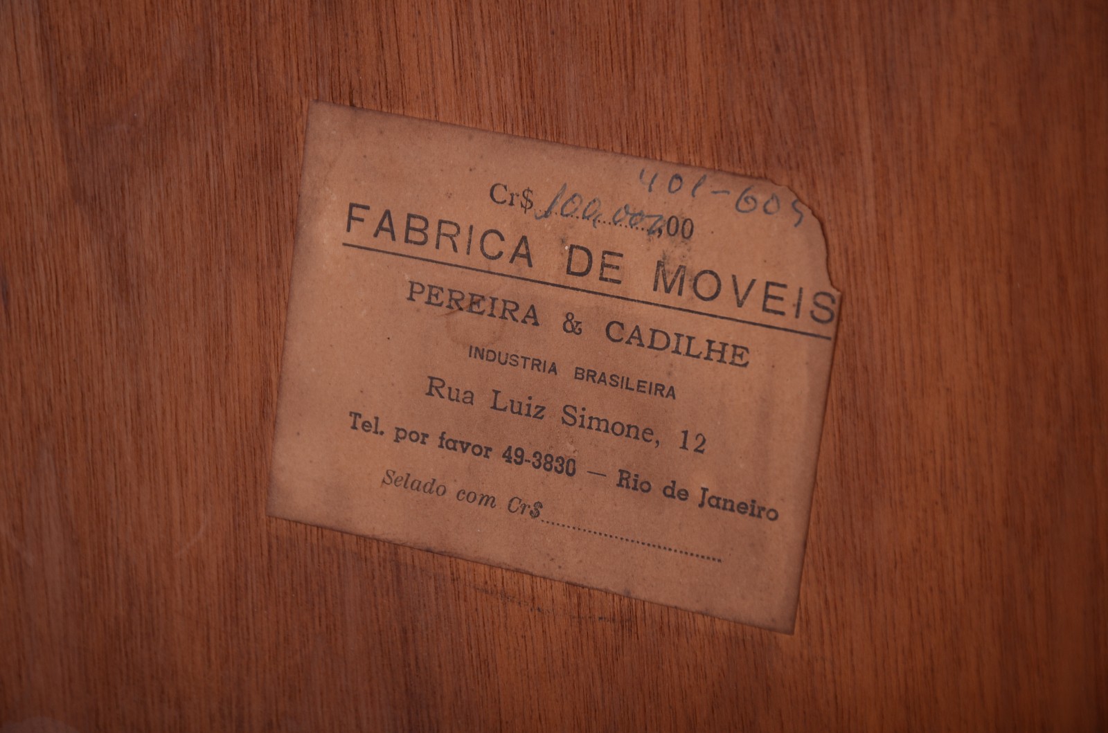 Mesa de escritório de madeira nobre com 5 gavetas, puxadores na forma... - foto 10 de 10