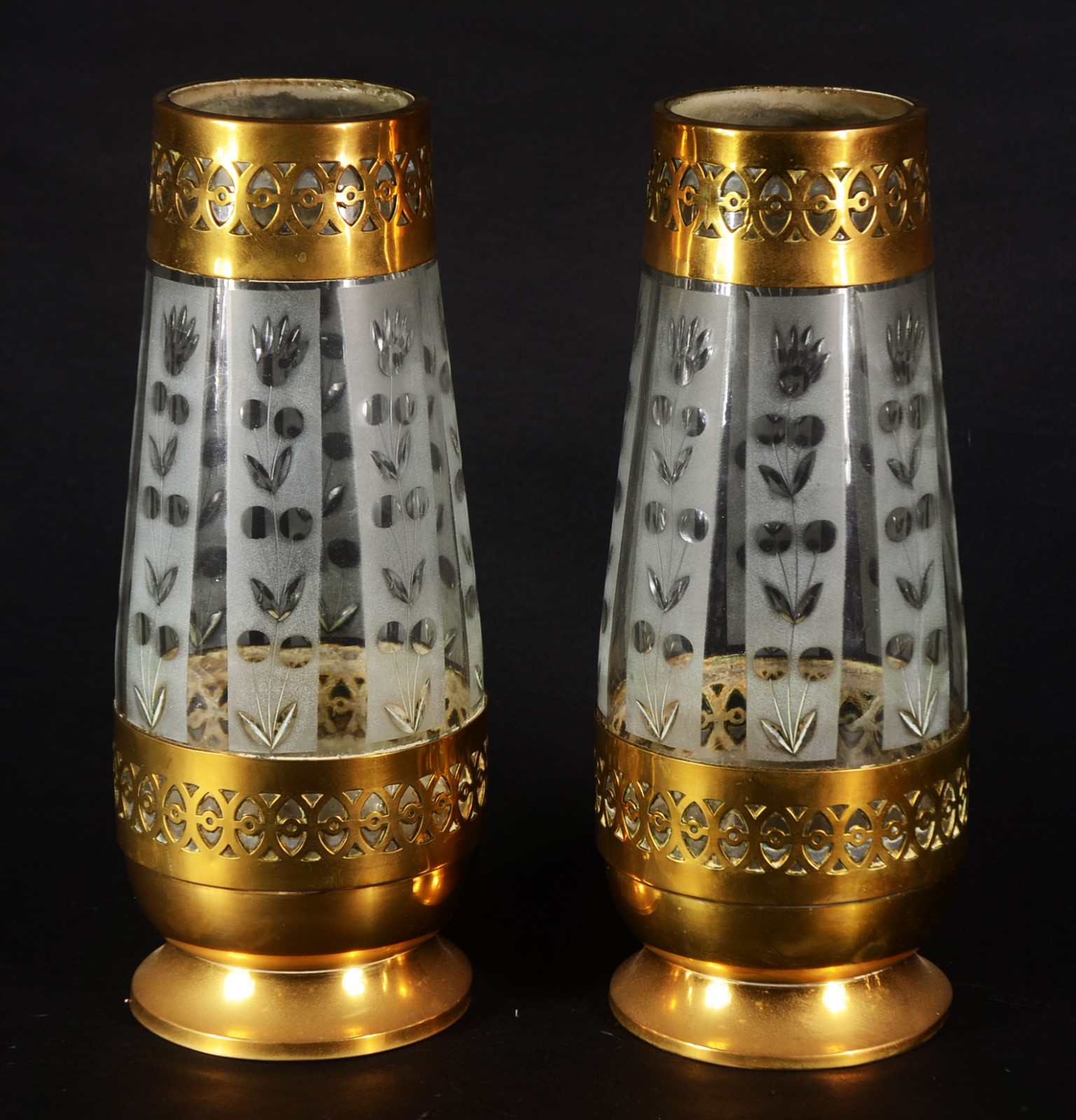 Par de vasos de vidro fosco guarnecido de metal dourado com vazados. - foto 1 de 8