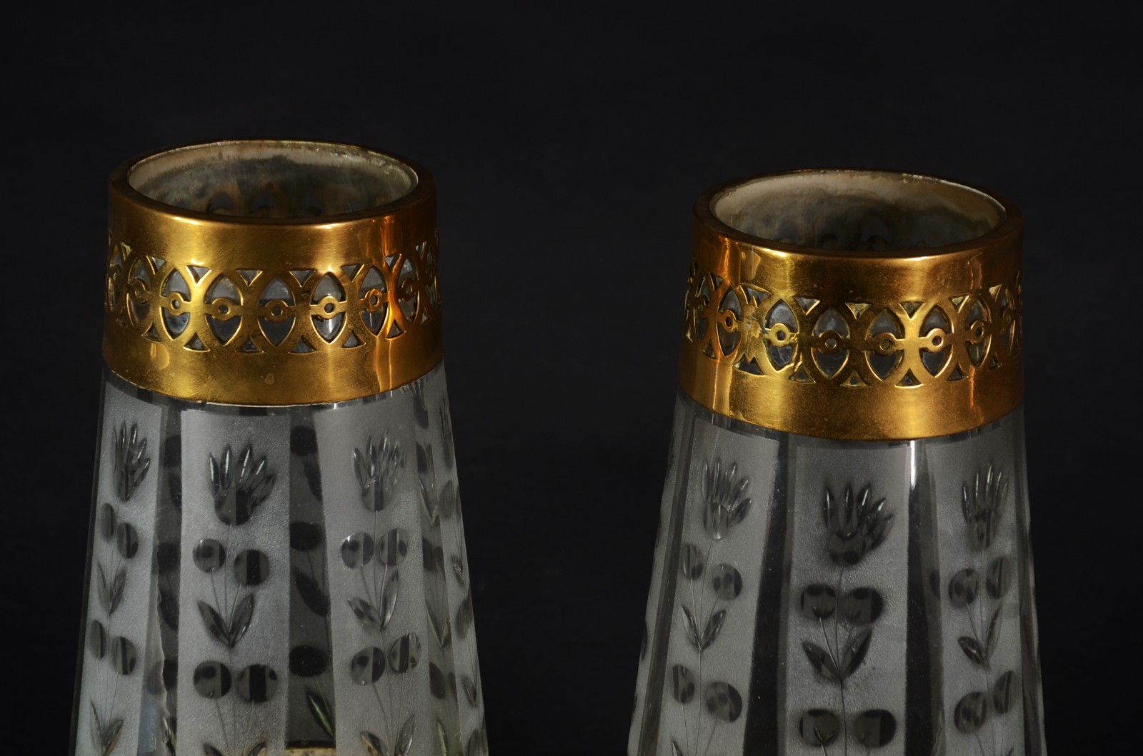 Par de vasos de vidro fosco guarnecido de metal dourado com vazados. - foto 3 de 8
