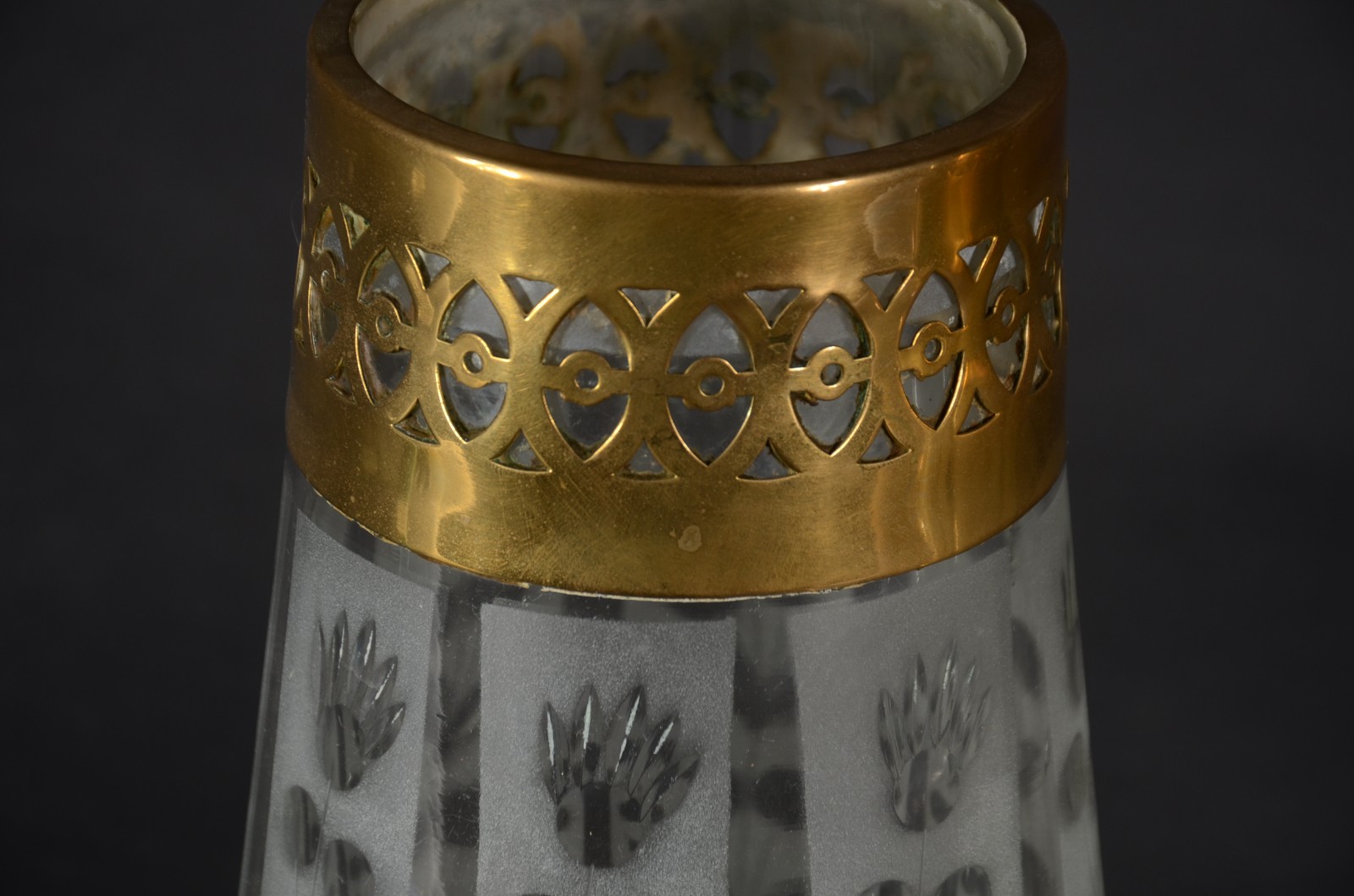 Par de vasos de vidro fosco guarnecido de metal dourado com vazados. - foto 4 de 8