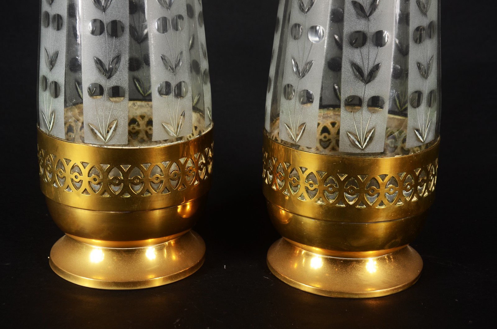 Par de vasos de vidro fosco guarnecido de metal dourado com vazados. - foto 5 de 8